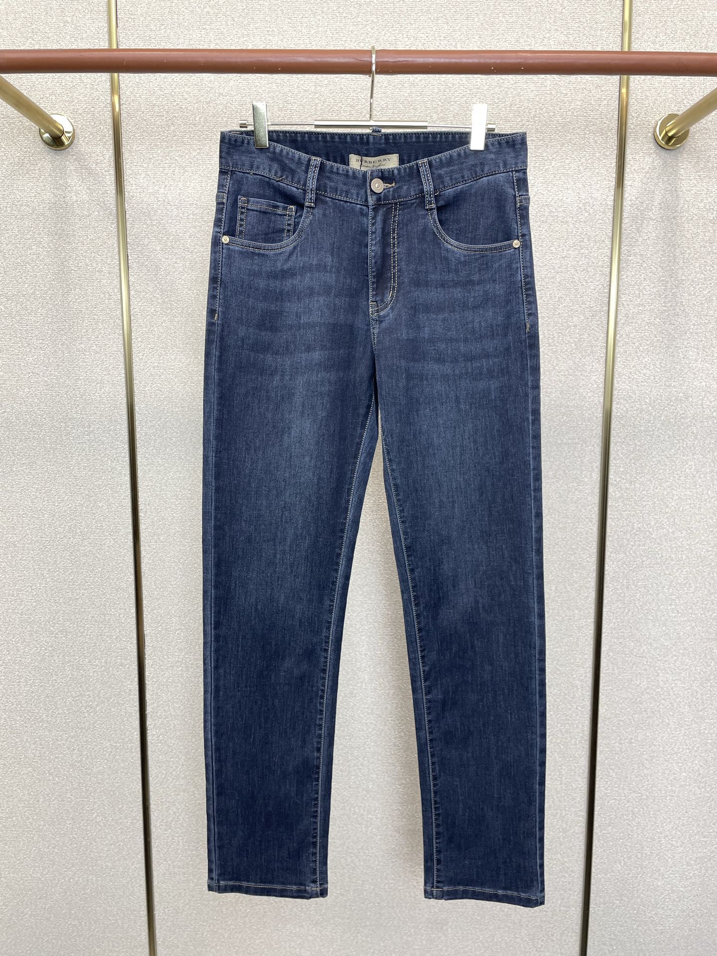 。Burberry巴宝莉💥独家专供新款牛仔裤👖高端版本 专柜定制面料 透气舒适度高，细节无可挑剔，品牌元