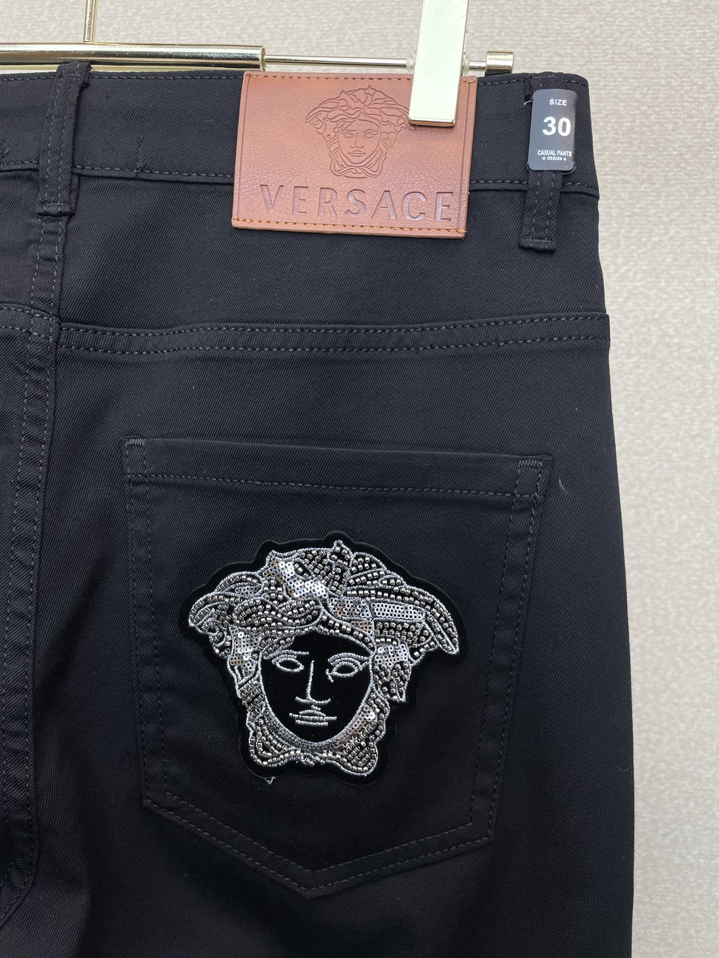 。VERSACE范思哲💥独家专供新款牛仔裤👖高端版本 专柜定制面料 透气舒适度高，细节无可挑剔，品牌元素