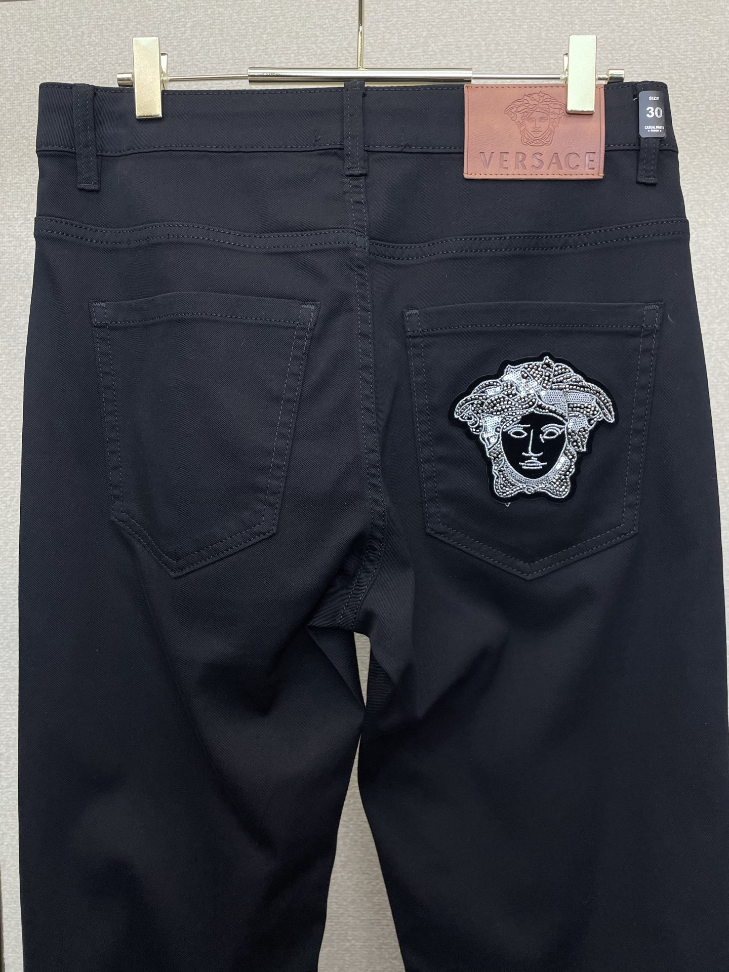 。VERSACE范思哲💥独家专供新款牛仔裤👖高端版本 专柜定制面料 透气舒适度高，细节无可挑剔，品牌元素