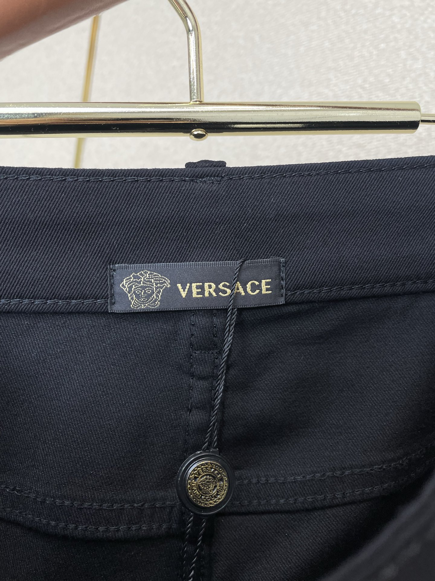 。VERSACE范思哲💥独家专供新款牛仔裤👖高端版本 专柜定制面料 透气舒适度高，细节无可挑剔，品牌元素