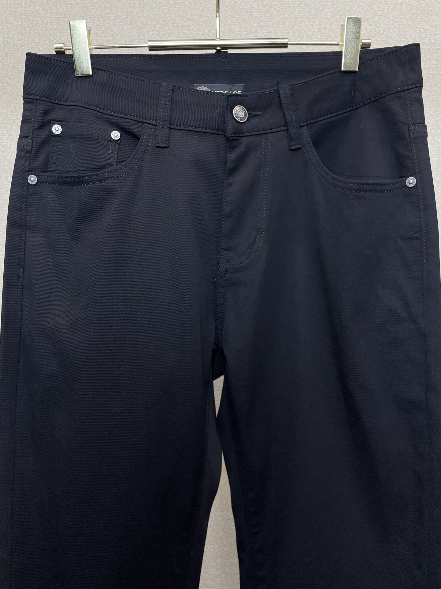 。VERSACE范思哲💥独家专供新款牛仔裤👖高端版本 专柜定制面料 透气舒适度高，细节无可挑剔，品牌元素