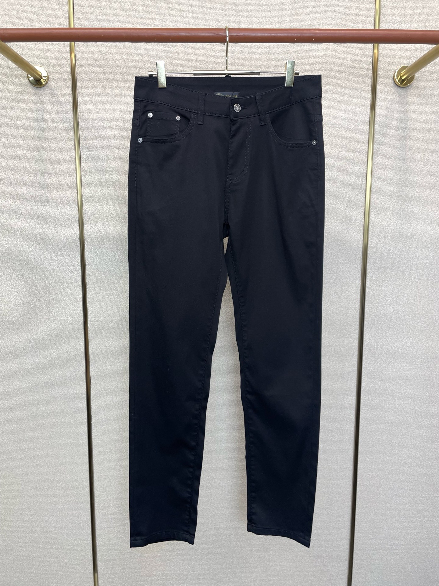 。VERSACE范思哲💥独家专供新款牛仔裤👖高端版本 专柜定制面料 透气舒适度高，细节无可挑剔，品牌元素