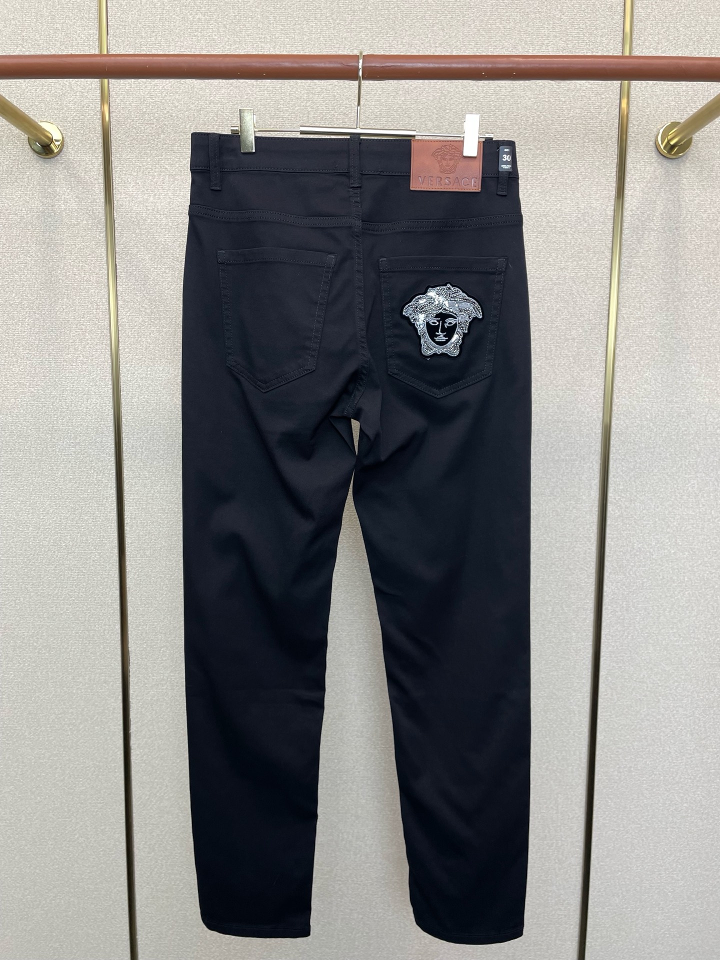。VERSACE范思哲💥独家专供新款牛仔裤👖高端版本 专柜定制面料 透气舒适度高，细节无可挑剔，品牌元素