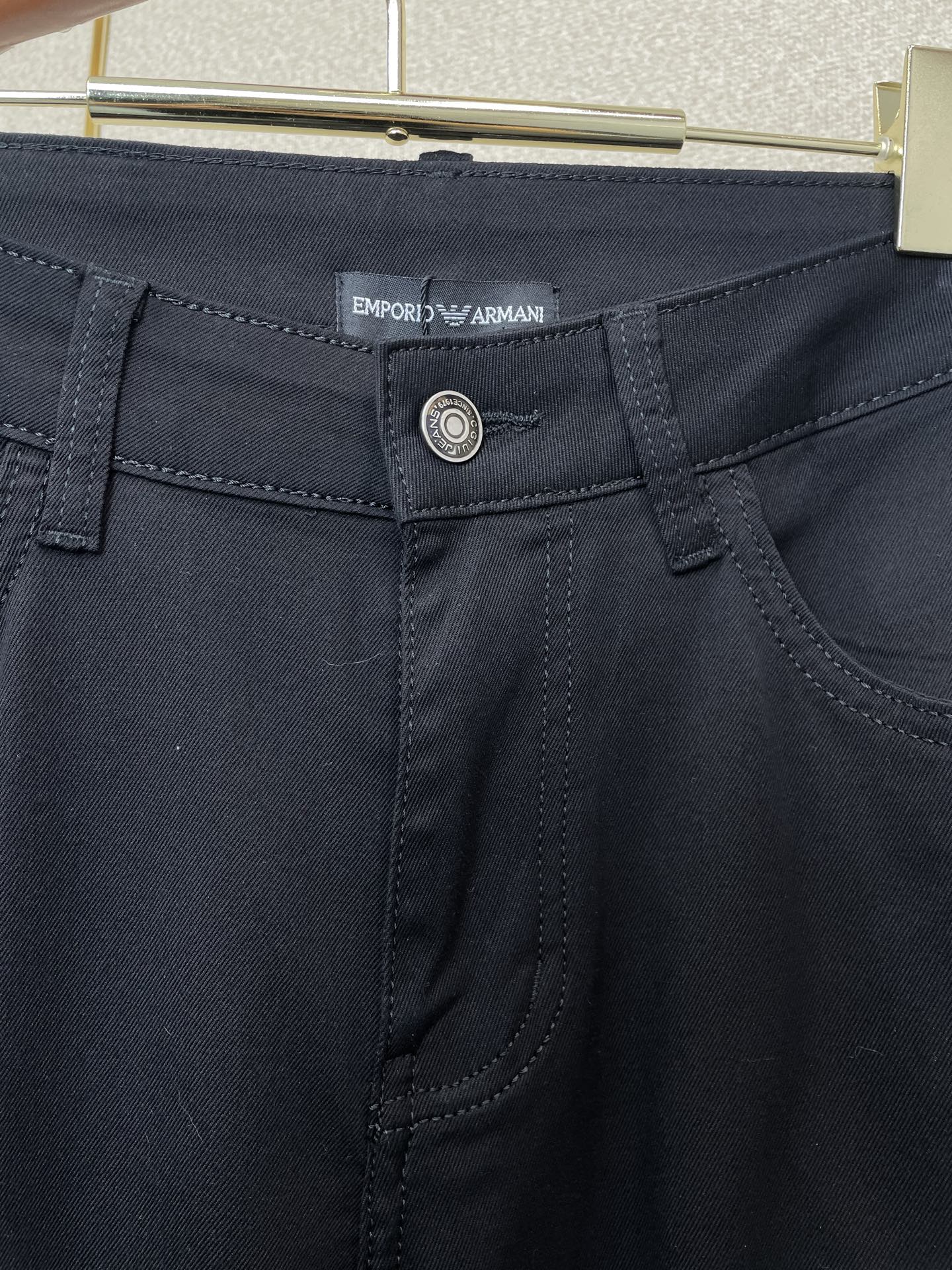 。ARMANI阿玛尼💥独家专供新款牛仔裤👖高端版本 专柜定制面料 透气舒适度高，细节无可挑剔，品牌元素设
