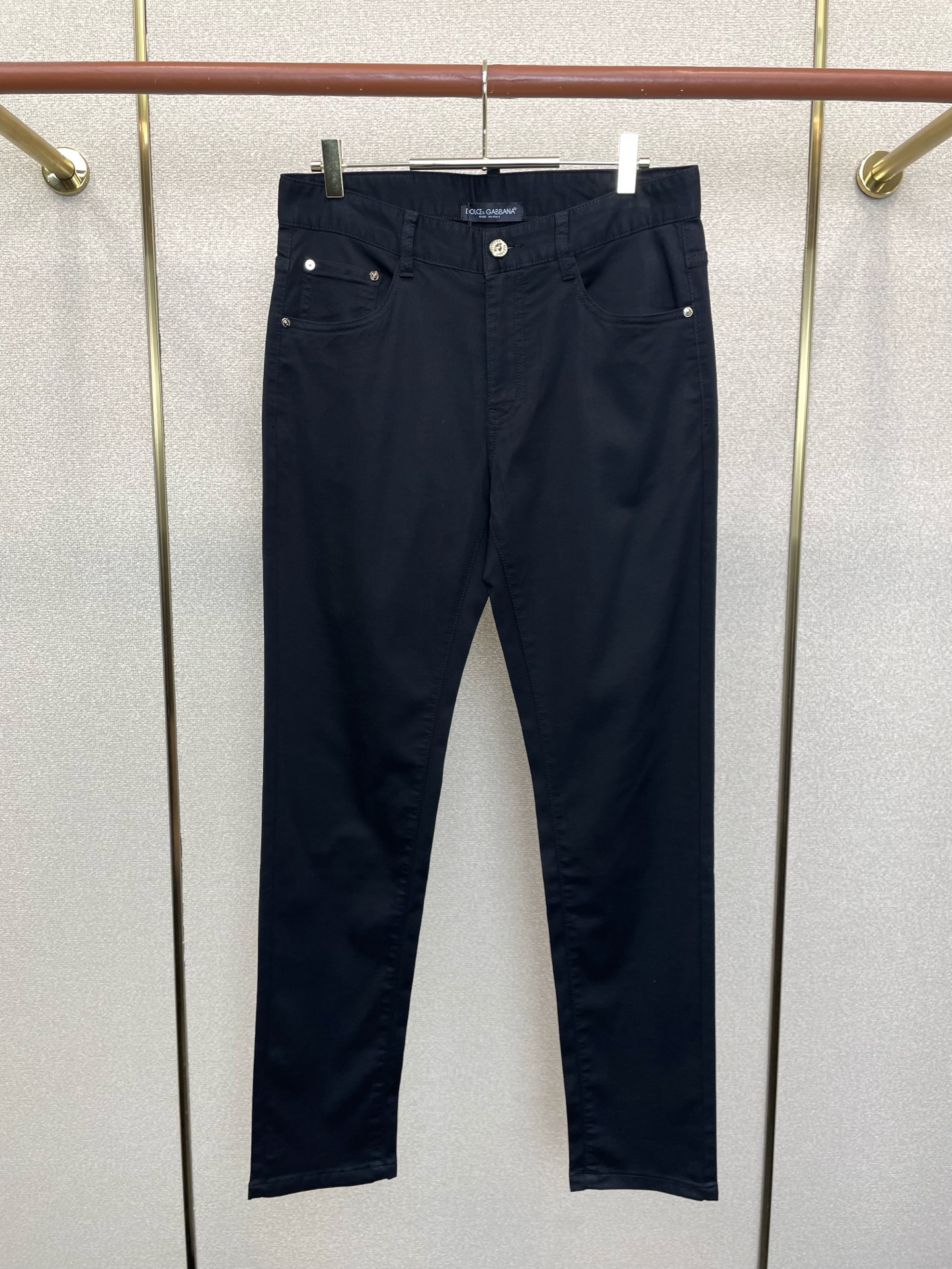 NO:913857,.Dolce&Gabbana's high-end version of the new jeans that everyone wants to buy. Customized fabrics at the counter. Highly breathable and comfortable, with impeccable details. The brand element design concept embodies high quality. It feels delicate and soft!  It presents a casual cut and the upper body shape is awesome!  Size 29-38,,Dolce&Gabbana,Dolce&Gabbana,jeans,19860909.Dolce&Gabbana杜嘉班纳砸锅卖铁都要上的新款新款牛仔裤高端版本 专柜定制面料 透气舒适度高,细节无可挑剔,品牌元素设计理念,体现高品质.手感细腻柔软！呈现休闲裁剪,上身版型超赞！码数29-38,,Dolce&Gabbana,Dolce&Gabbana,jeans,,Men's clothing