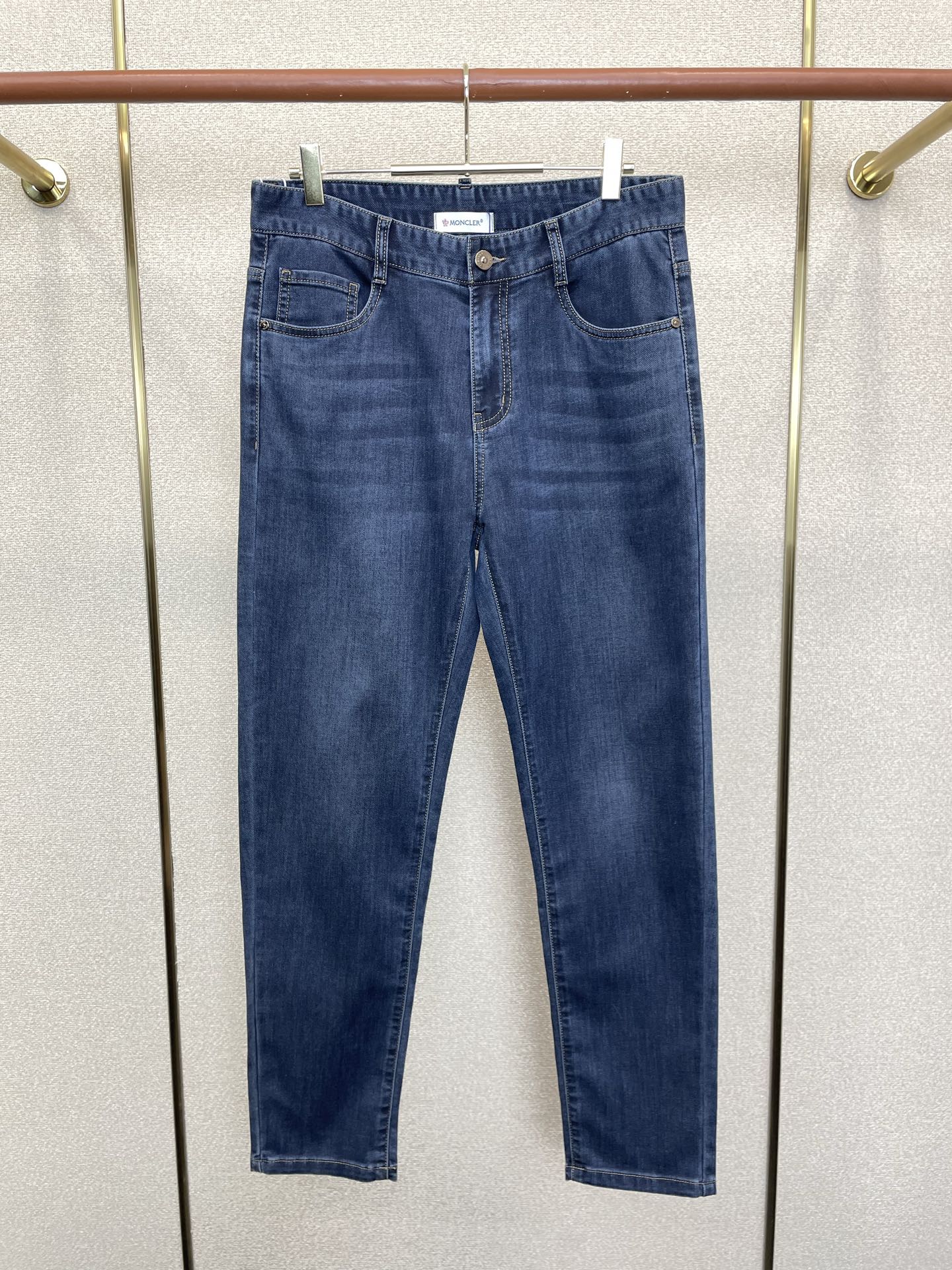 。Moncler蒙口💥独家专供新款牛仔裤👖高端版本 专柜定制面料 透气舒适度高，细节无可挑剔，品牌元素设