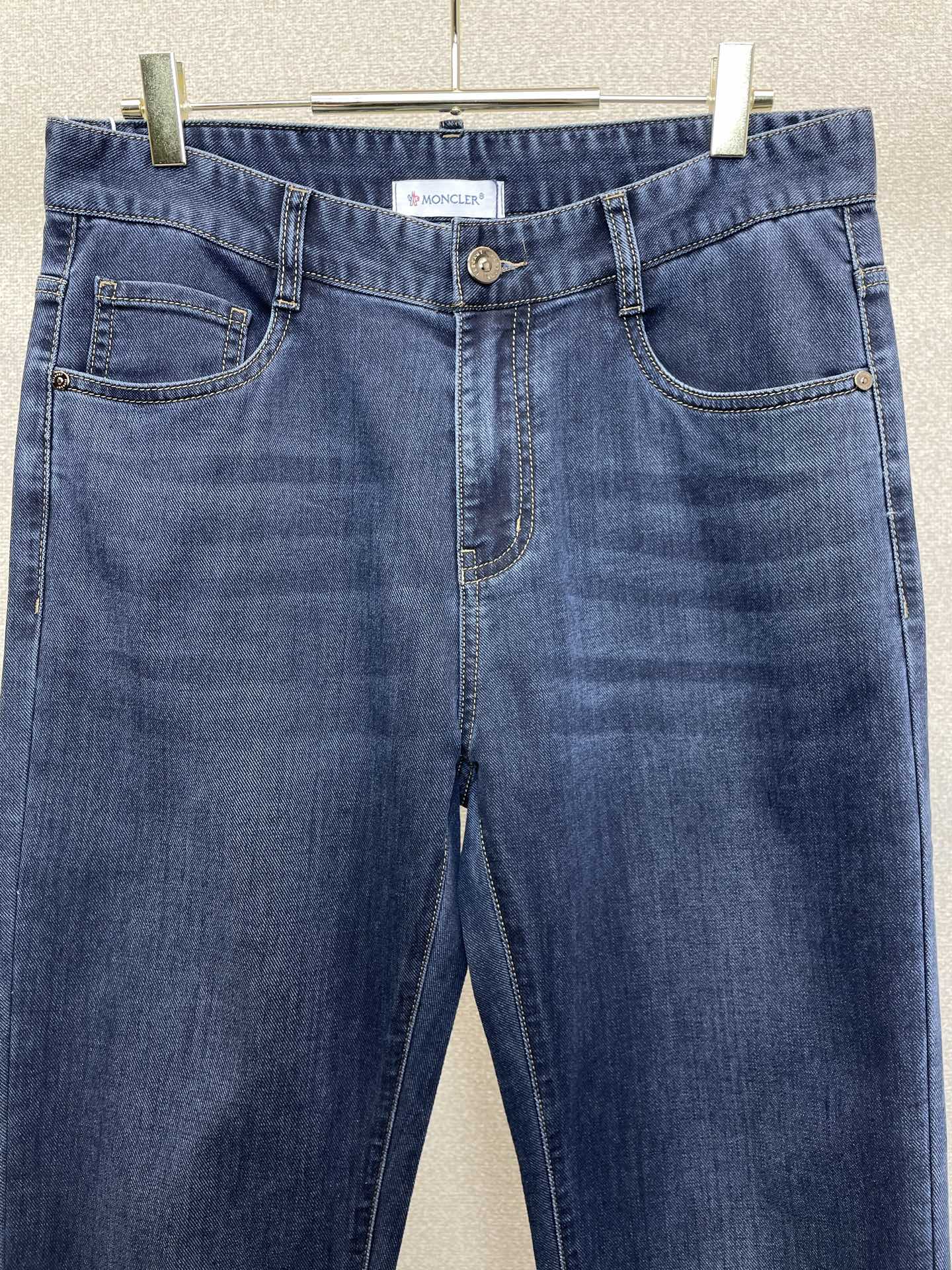 。Moncler蒙口💥独家专供新款牛仔裤👖高端版本 专柜定制面料 透气舒适度高，细节无可挑剔，品牌元素设