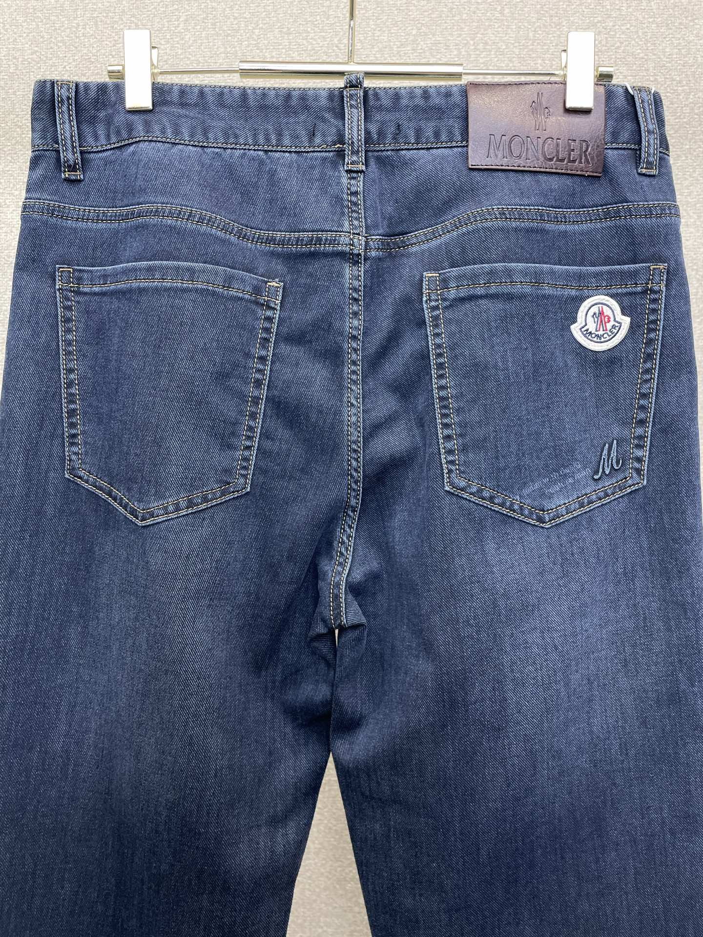 。Moncler蒙口💥独家专供新款牛仔裤👖高端版本 专柜定制面料 透气舒适度高，细节无可挑剔，品牌元素设