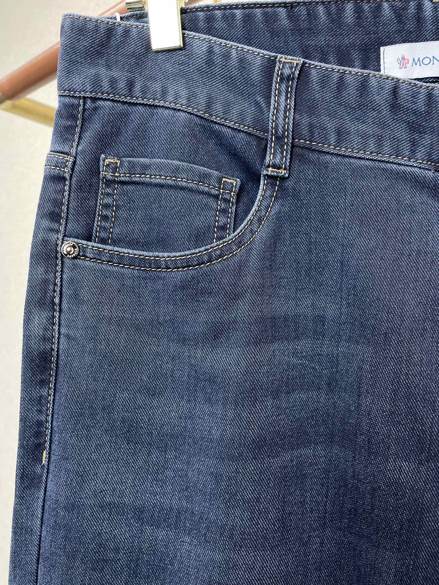 。Moncler蒙口💥独家专供新款牛仔裤👖高端版本 专柜定制面料 透气舒适度高，细节无可挑剔，品牌元素设