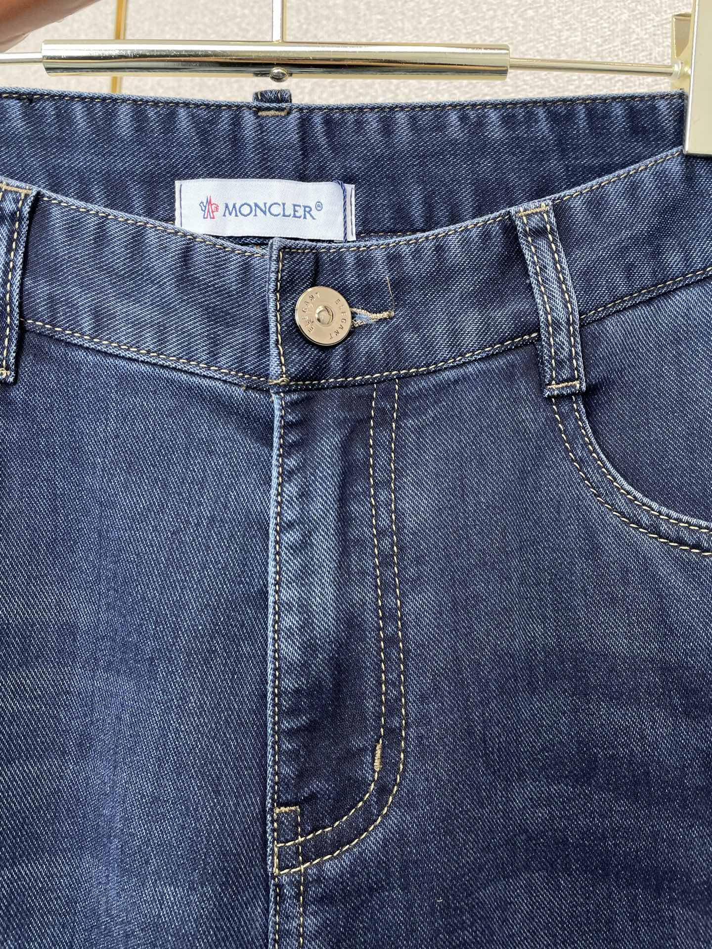 。Moncler蒙口💥独家专供新款牛仔裤👖高端版本 专柜定制面料 透气舒适度高，细节无可挑剔，品牌元素设