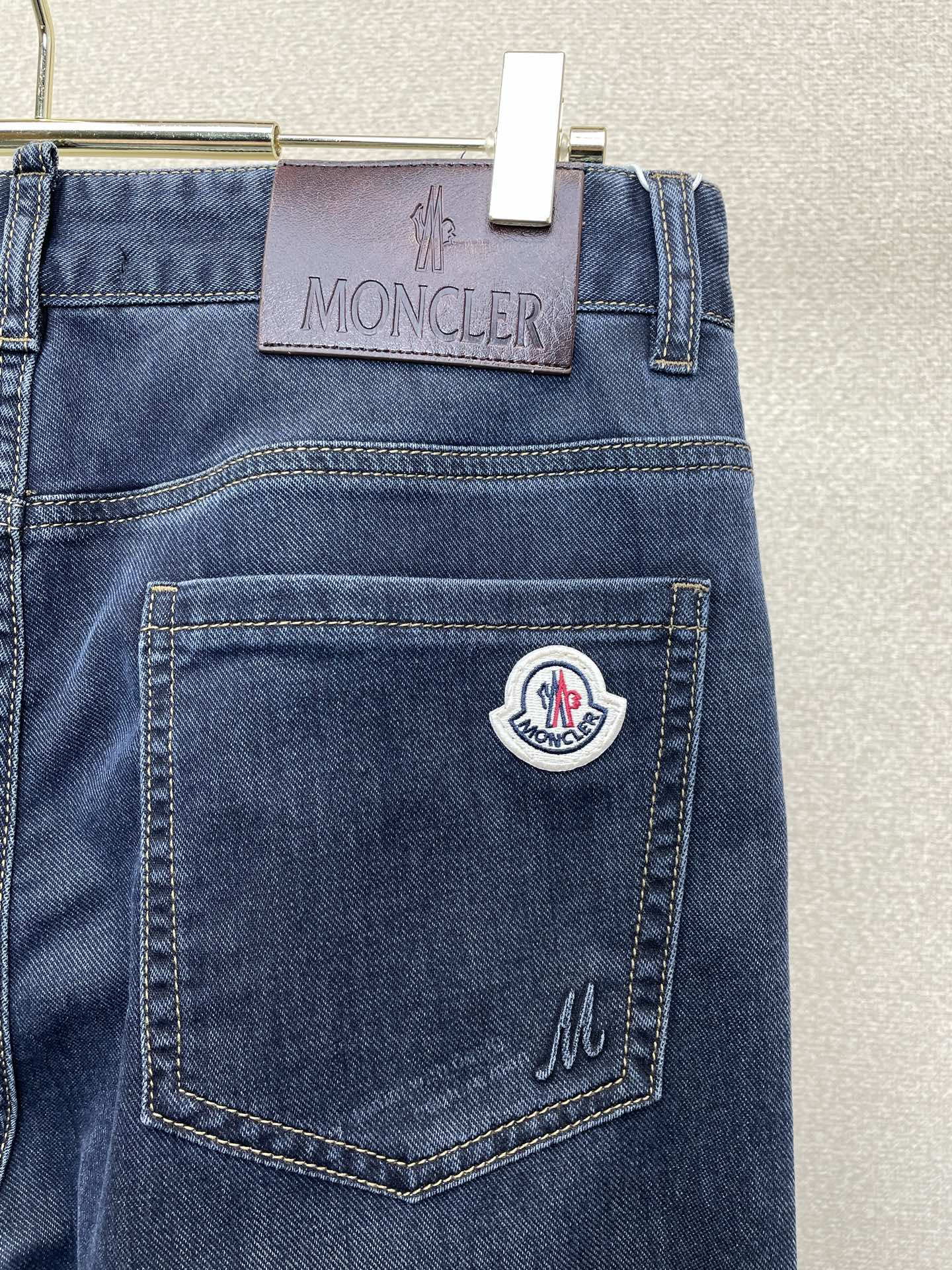 。Moncler蒙口💥独家专供新款牛仔裤👖高端版本 专柜定制面料 透气舒适度高，细节无可挑剔，品牌元素设