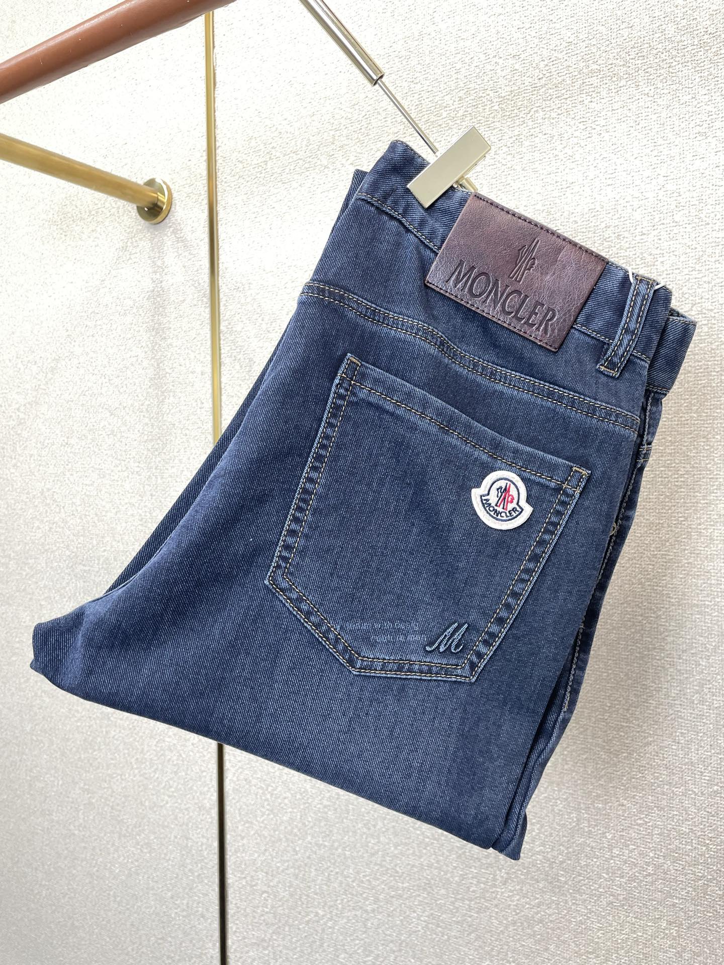 。Moncler蒙口💥独家专供新款牛仔裤👖高端版本 专柜定制面料 透气舒适度高，细节无可挑剔，品牌元素设