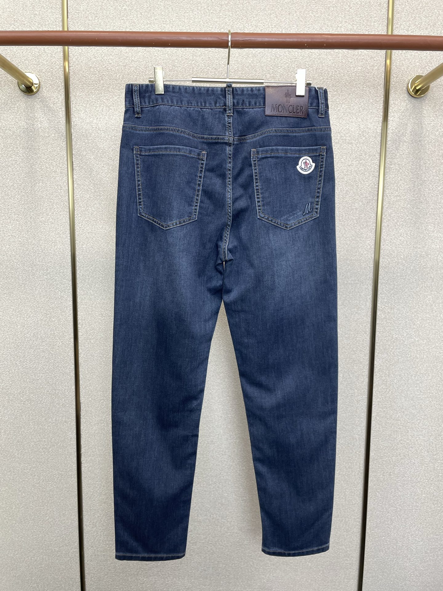 。Moncler蒙口💥独家专供新款牛仔裤👖高端版本 专柜定制面料 透气舒适度高，细节无可挑剔，品牌元素设