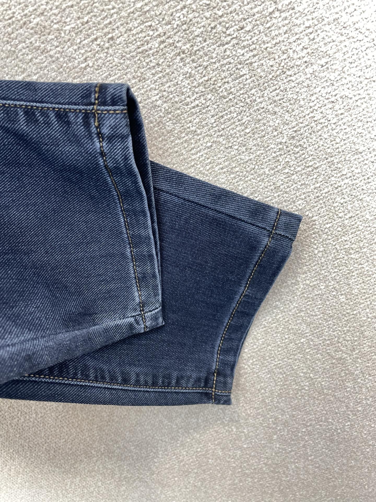 。Moncler蒙口💥独家专供新款牛仔裤👖高端版本 专柜定制面料 透气舒适度高，细节无可挑剔，品牌元素设