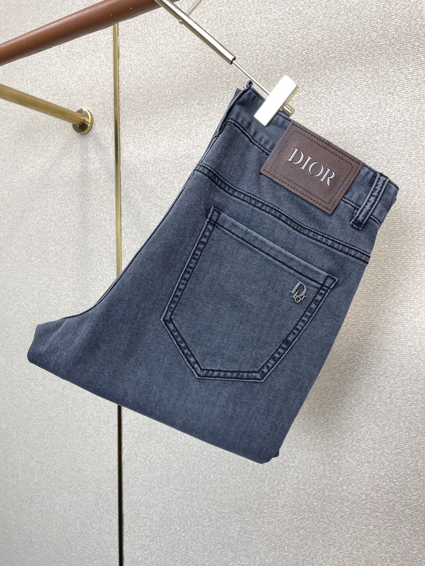 NO:915785,.Dior’s high-end version of the new jeans that everyone wants to sell. Customized fabrics at the counter. Highly breathable and comfortable, with impeccable details. The brand element design concept reflects high quality. It feels delicate and soft!  It presents a casual cut and the upper body shape is awesome!  Code number 29-38,,dior,dior,jeans,19860909.Dior迪奥砸锅卖铁都要上的新款新款牛仔裤高端版本 专柜定制面料 透气舒适度高,细节无可挑剔,品牌元素设计理念,体现高品质.手感细腻柔软！呈现休闲裁剪,上身版型超赞！码数29-38,,dior,dior,jeans,,Men's clothing