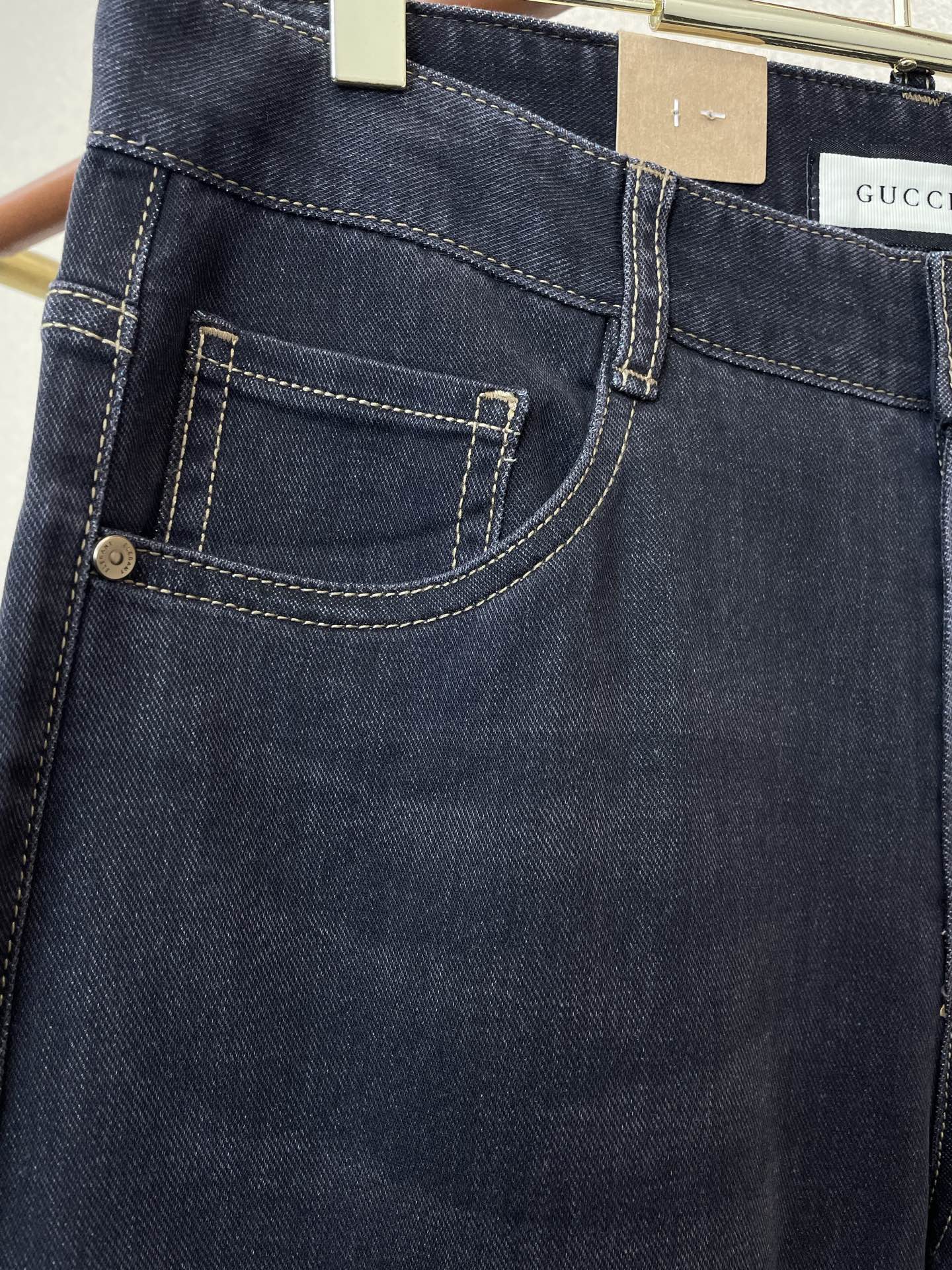 。Gucci古驰💥独家专供新款牛仔裤👖高端版本 专柜定制面料 透气舒适度高，细节无可挑剔，品牌元素设计理