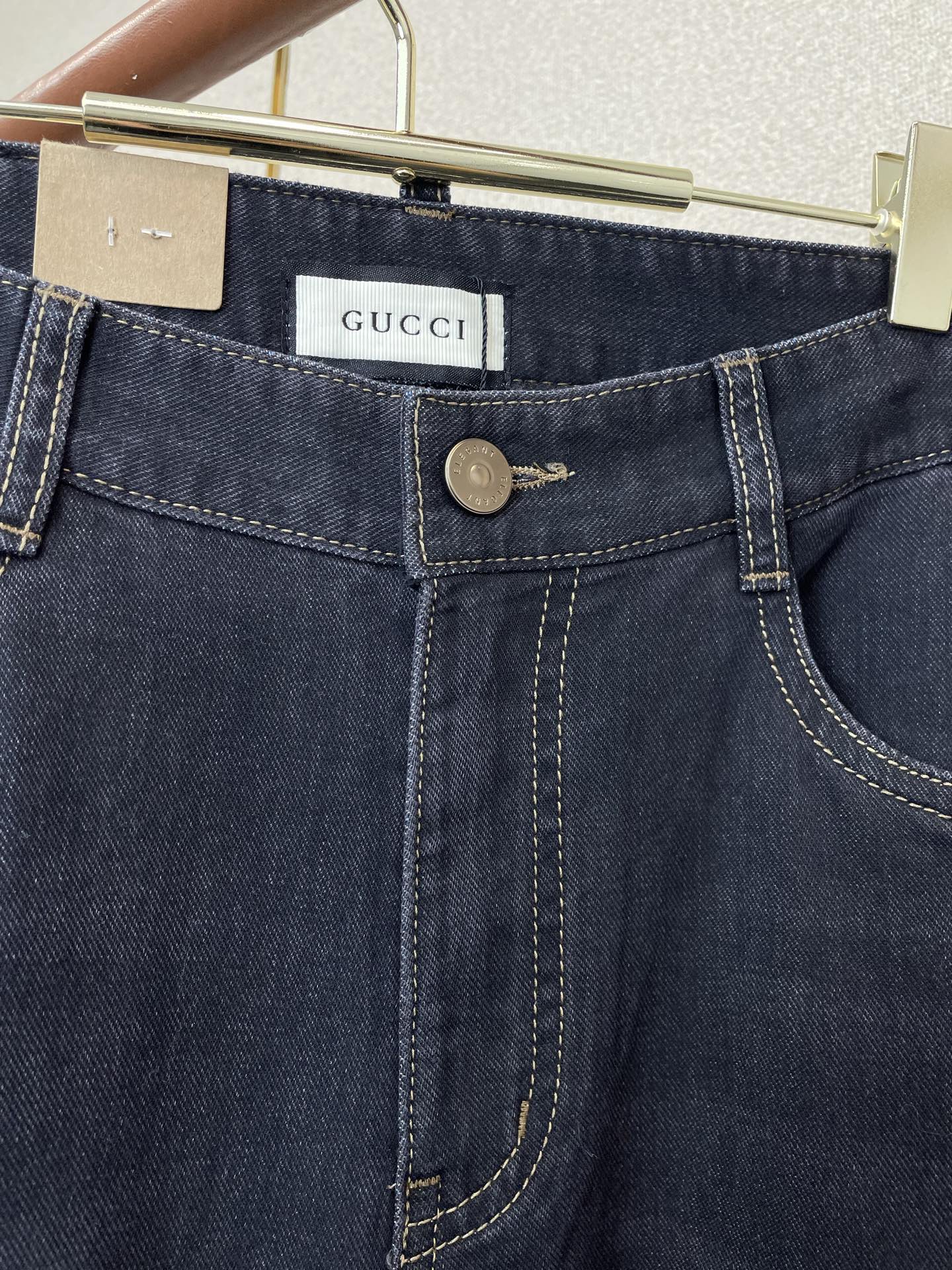 。Gucci古驰💥独家专供新款牛仔裤👖高端版本 专柜定制面料 透气舒适度高，细节无可挑剔，品牌元素设计理