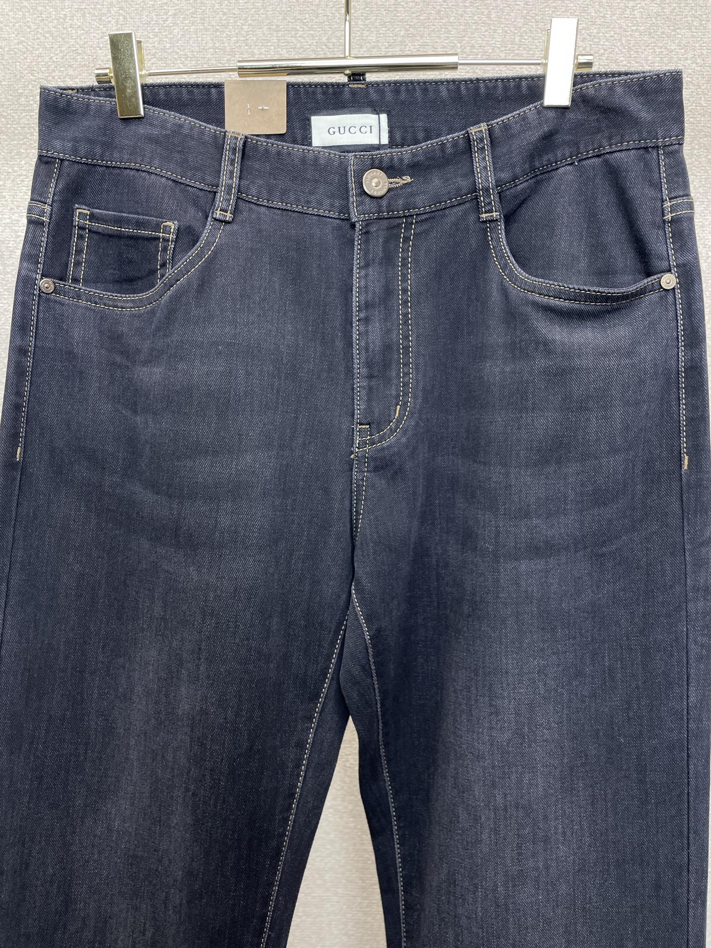 。Gucci古驰💥独家专供新款牛仔裤👖高端版本 专柜定制面料 透气舒适度高，细节无可挑剔，品牌元素设计理