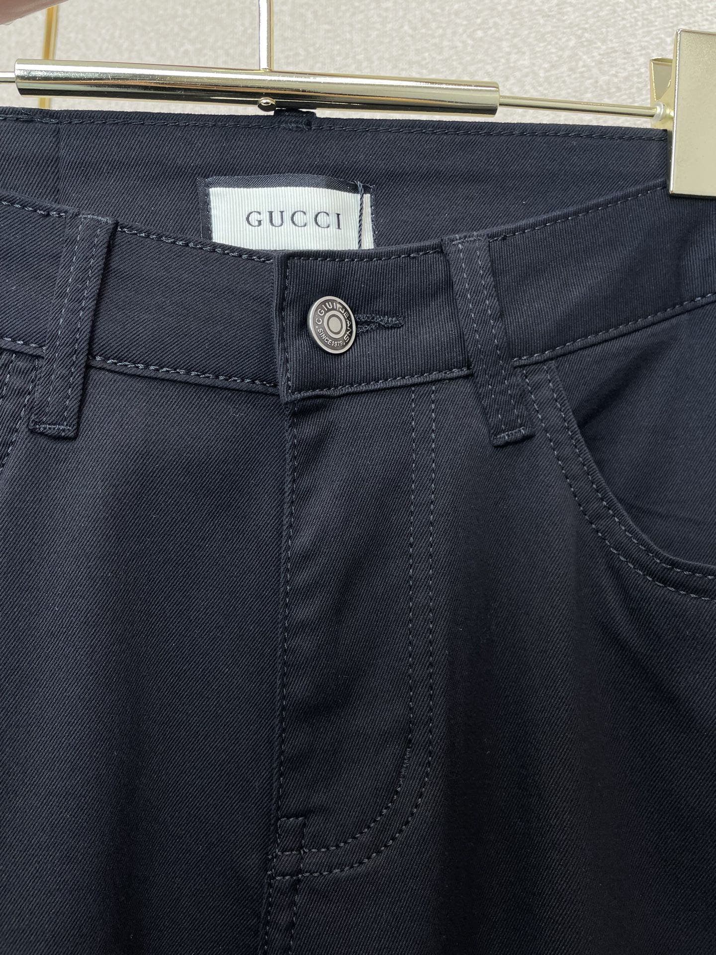 。Gucci古驰💥独家专供新款牛仔裤👖高端版本 专柜定制面料 透气舒适度高，细节无可挑剔，品牌元素设计理