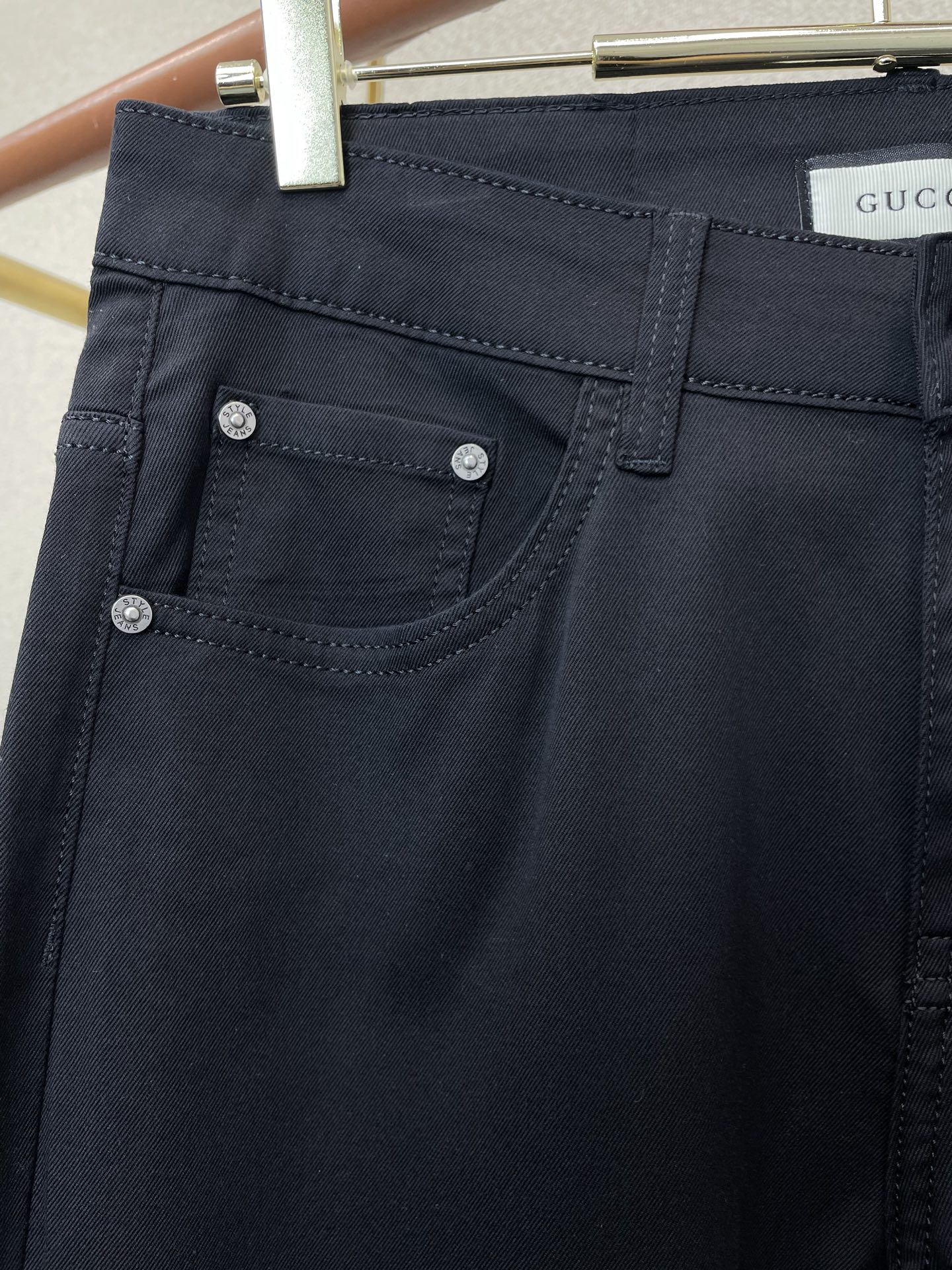 。Gucci古驰💥独家专供新款牛仔裤👖高端版本 专柜定制面料 透气舒适度高，细节无可挑剔，品牌元素设计理