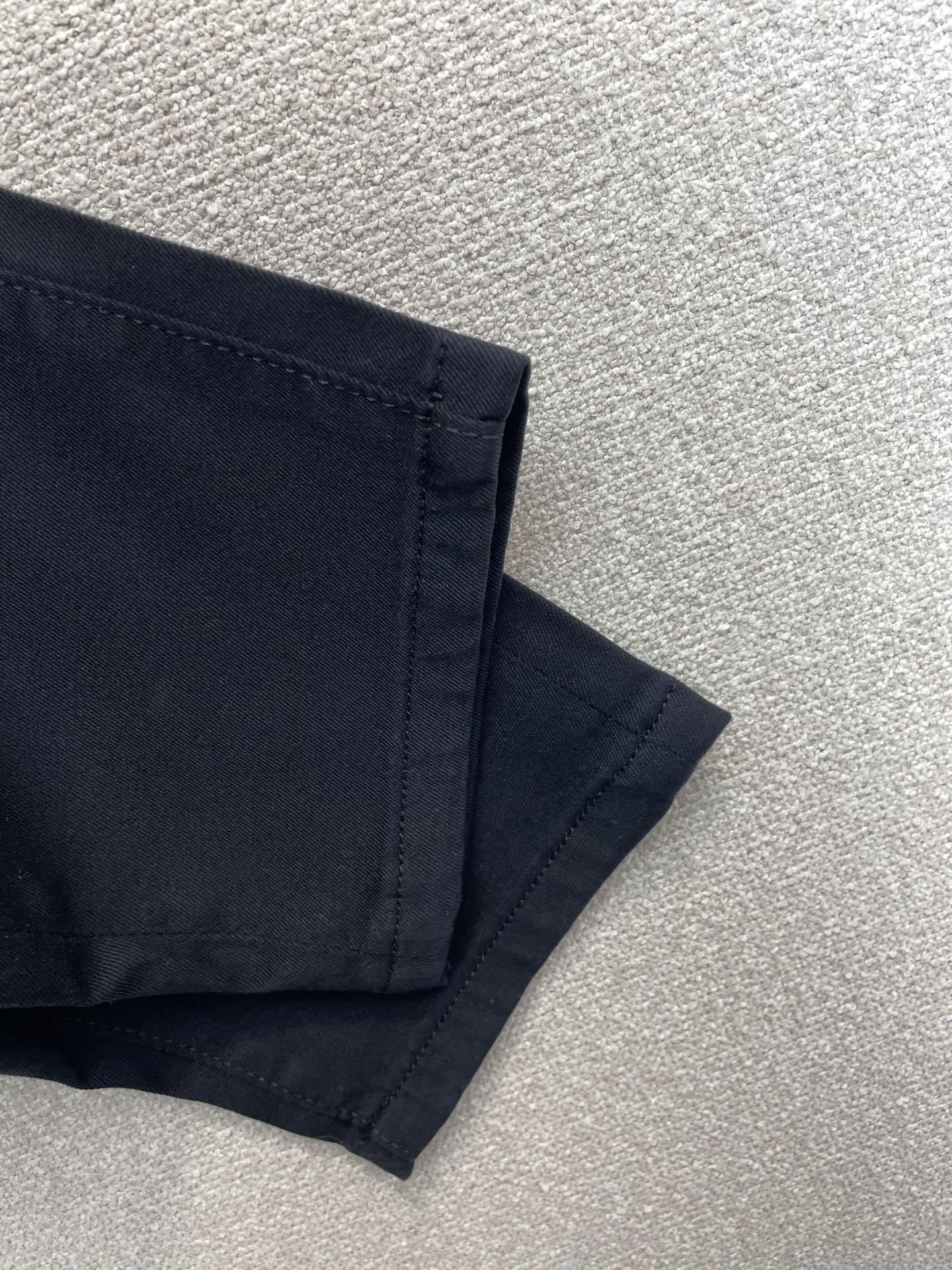 。Gucci古驰💥独家专供新款牛仔裤👖高端版本 专柜定制面料 透气舒适度高，细节无可挑剔，品牌元素设计理