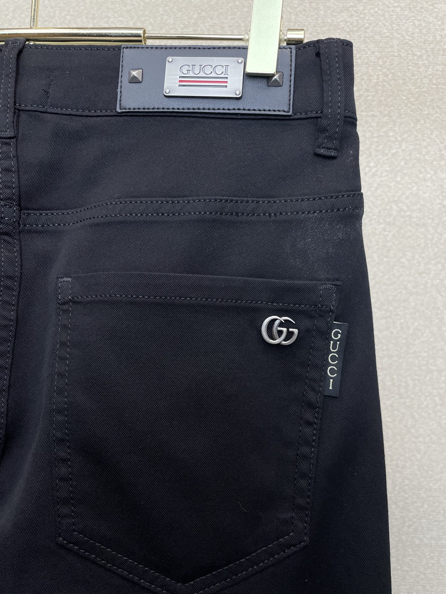 。Gucci古驰💥独家专供新款牛仔裤👖高端版本 专柜定制面料 透气舒适度高，细节无可挑剔，品牌元素设计理