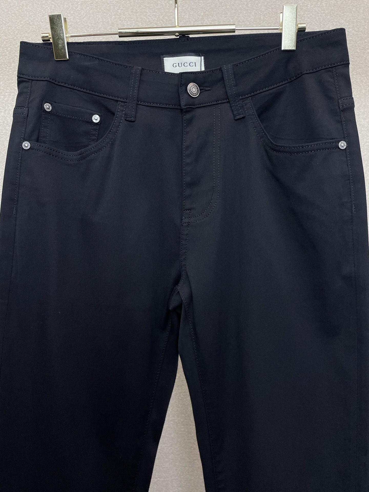 。Gucci古驰💥独家专供新款牛仔裤👖高端版本 专柜定制面料 透气舒适度高，细节无可挑剔，品牌元素设计理