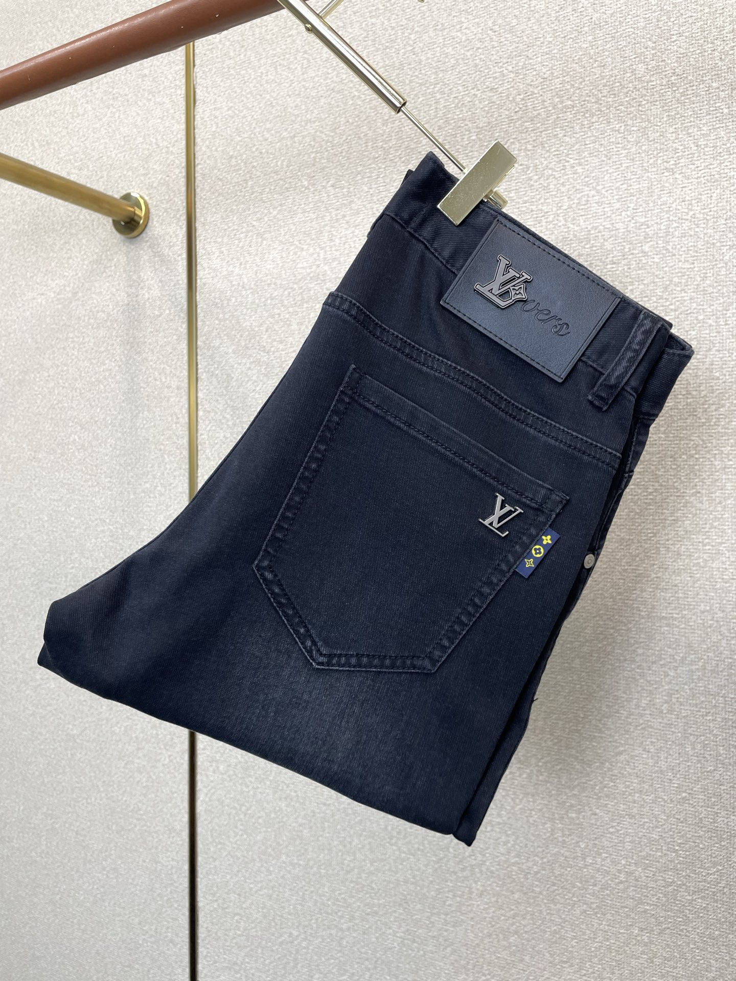 NO:913873,.Louis Vuitton's high-end version of the new jeans that Louis Vuitton sells all over the world. Custom-made fabrics at the counter. Highly breathable and comfortable, with impeccable details. The brand element design concept reflects high quality. It feels delicate and soft!  It presents a casual cut and the upper body shape is awesome!  Code number 29-38,,louis vuitton,louis vuitton,jeans,19860909.Louis Vuitton路易威登砸锅卖铁都要上的新款新款牛仔裤高端版本 专柜定制面料 透气舒适度高,细节无可挑剔,品牌元素设计理念,体现高品质.手感细腻柔软！呈现休闲裁剪,上身版型超赞！码数29-38,,louis vuitton,louis vuitton,jeans,,Men's clothing