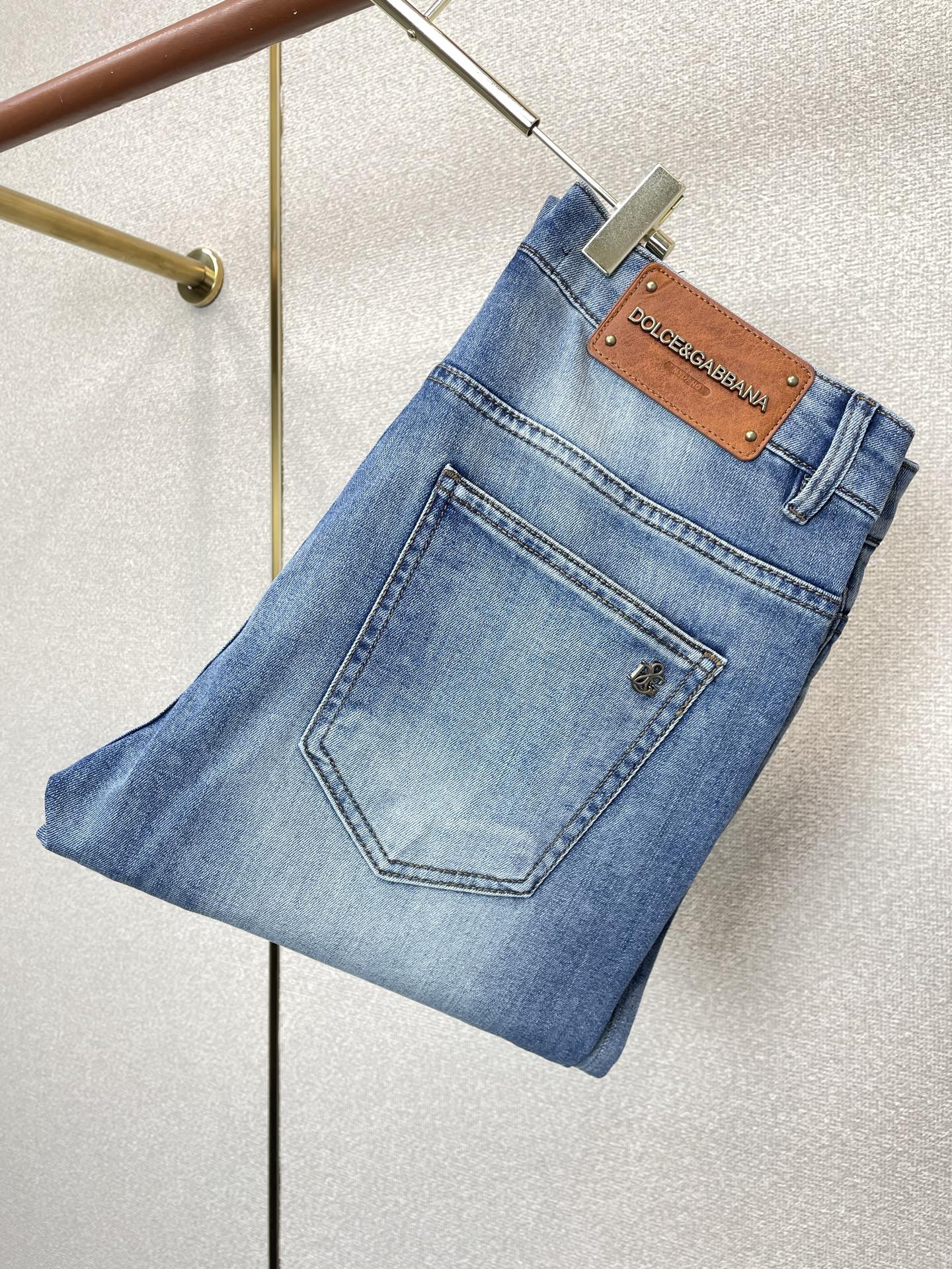 。Dolce&Gabbana杜嘉班纳💥独家专供新款牛仔裤👖高端版本 专柜定制面料 透气舒适度高，细节无可
