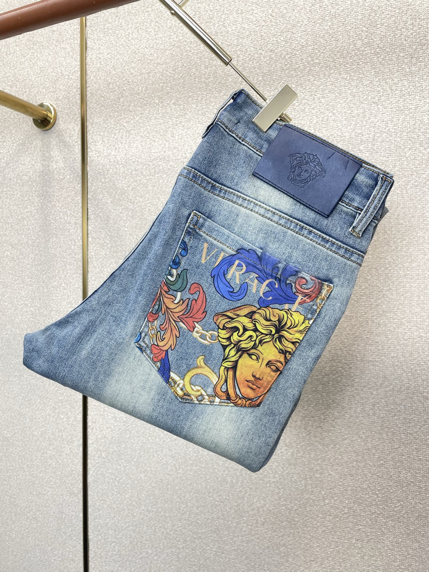 NO:913879,.VERSACE Versace's high-end version of the new jeans that everyone wants to buy. Custom-made fabrics at the counter. Highly breathable and comfortable, with impeccable details. The brand element design concept embodies high quality. It feels delicate and soft!  It presents a casual cut and the upper body shape is awesome!  Code number 29-38,,versace,versace,jeans,19860909.VERSACE范思哲砸锅卖铁都要上的新款新款牛仔裤高端版本 专柜定制面料 透气舒适度高,细节无可挑剔,品牌元素设计理念,体现高品质.手感细腻柔软！呈现休闲裁剪,上身版型超赞！码数29-38,,versace,versace,jeans,,Men's clothing