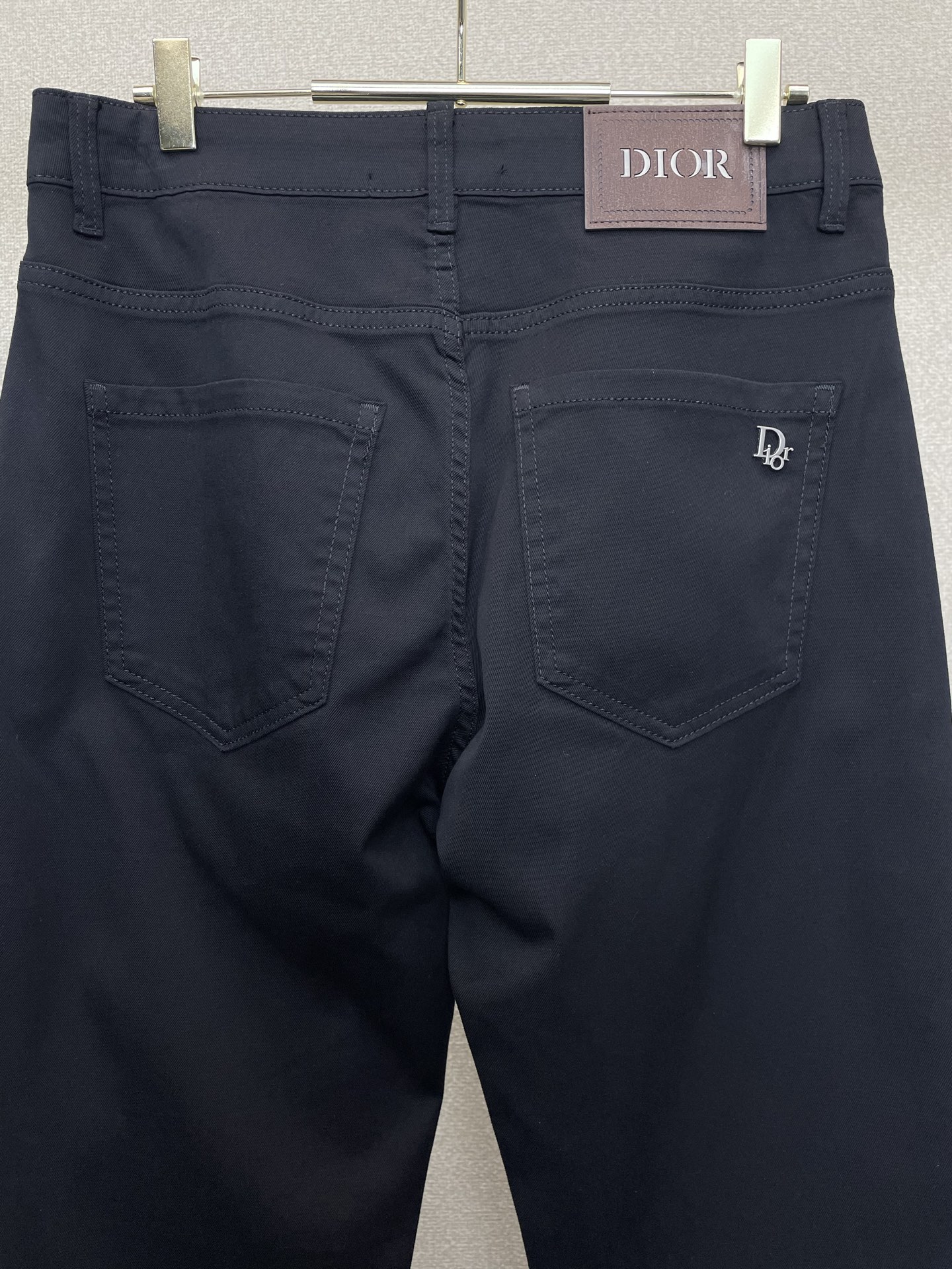 。Dior迪奥💥独家专供新款牛仔裤👖高端版本 专柜定制面料 透气舒适度高，细节无可挑剔，品牌元素设计理念