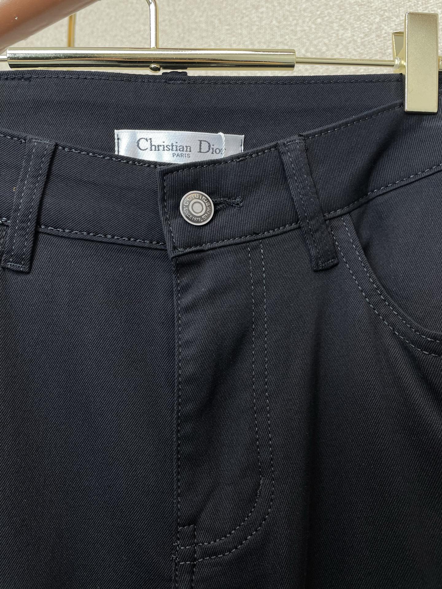 。Dior迪奥💥独家专供新款牛仔裤👖高端版本 专柜定制面料 透气舒适度高，细节无可挑剔，品牌元素设计理念