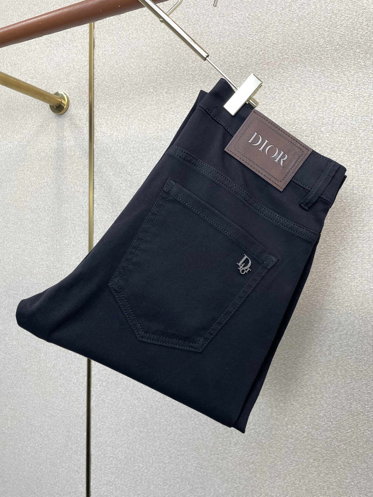 。Dior迪奥💥独家专供新款牛仔裤👖高端版本 专柜定制面料 透气舒适度高，细节无可挑剔，品牌元素设计理念