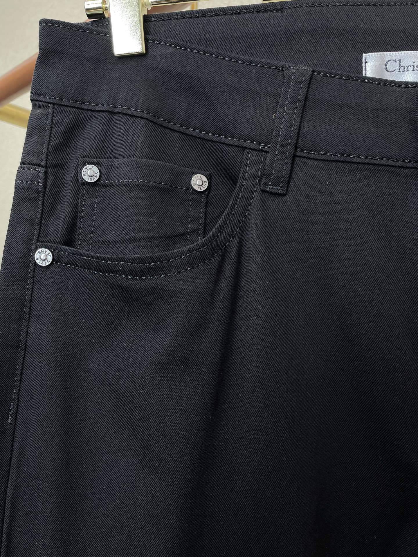 。Dior迪奥💥独家专供新款牛仔裤👖高端版本 专柜定制面料 透气舒适度高，细节无可挑剔，品牌元素设计理念