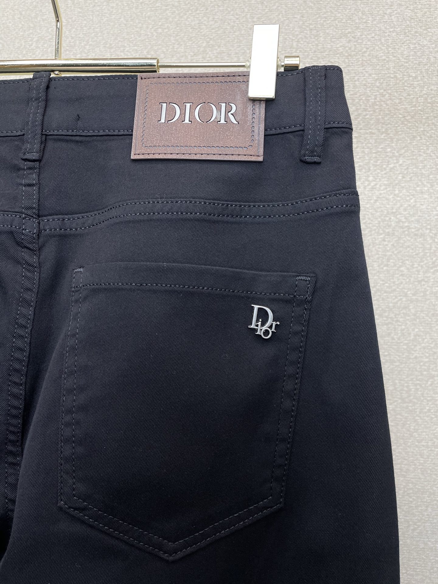 。Dior迪奥💥独家专供新款牛仔裤👖高端版本 专柜定制面料 透气舒适度高，细节无可挑剔，品牌元素设计理念
