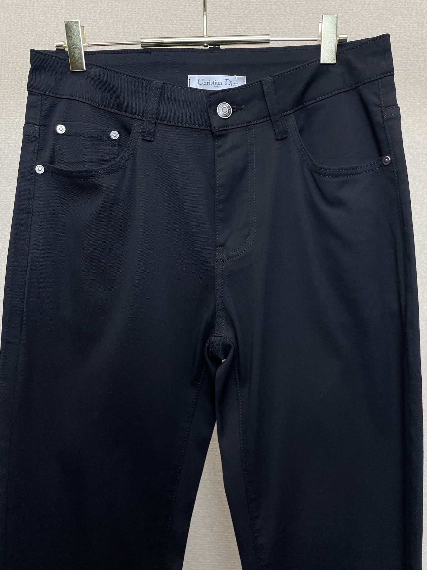 。Dior迪奥💥独家专供新款牛仔裤👖高端版本 专柜定制面料 透气舒适度高，细节无可挑剔，品牌元素设计理念