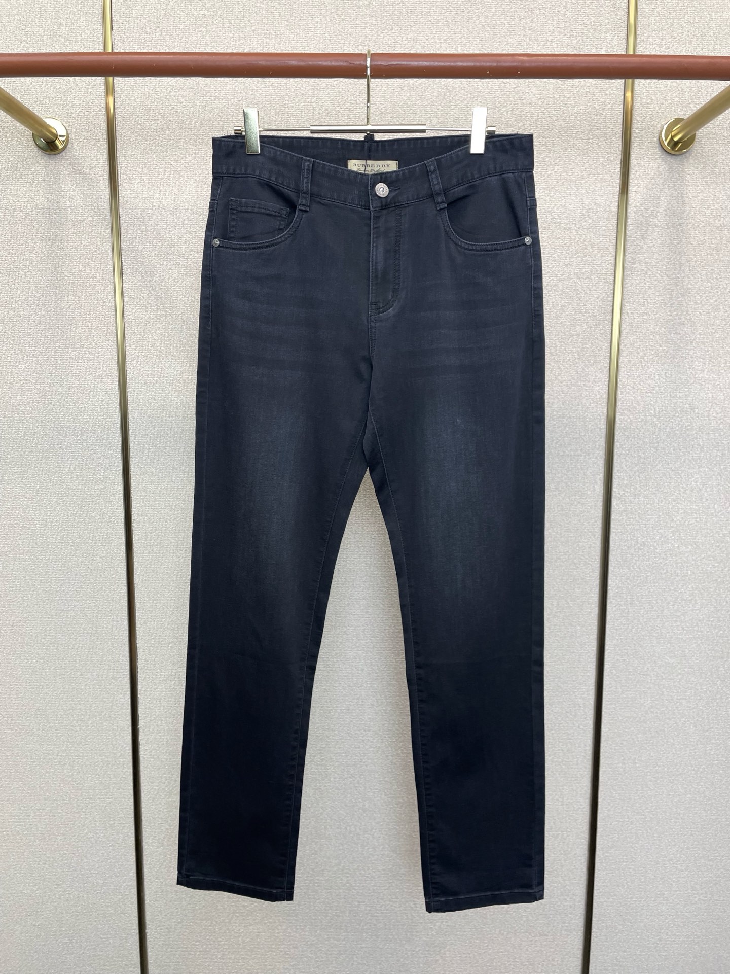 NO:913861,.Burberry's new high-end version of jeans that everyone wants to sell. Customized fabrics at the counter. Highly breathable and comfortable, with impeccable details. The brand element design concept reflects high quality. It feels delicate and soft!  It presents a casual cut and the upper body shape is awesome!  Code number 29-38,,burberry,burberry,jeans,19860909.Burberry巴宝莉砸锅卖铁都要上的新款新款牛仔裤高端版本 专柜定制面料 透气舒适度高,细节无可挑剔,品牌元素设计理念,体现高品质.手感细腻柔软！呈现休闲裁剪,上身版型超赞！码数29-38,,burberry,burberry,jeans,,Men's clothing