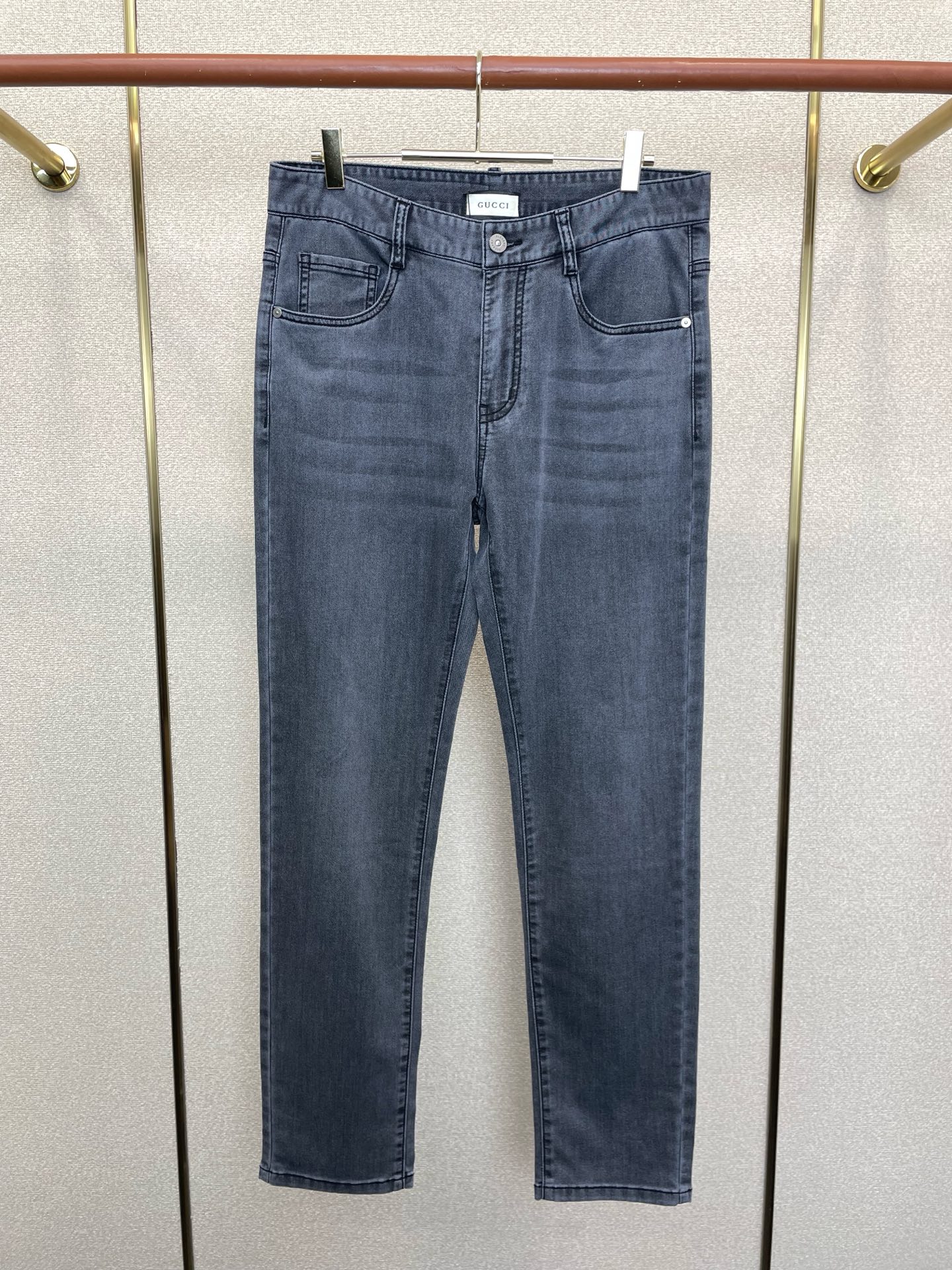 NO:913867,.Gucci's high-end version of the new jeans that everyone will buy. Customized fabrics at the counter. Highly breathable and comfortable, with impeccable details. The brand element design concept embodies high quality. It feels delicate and soft!  It presents a casual cut and the upper body shape is awesome!  Code number 29-38,,gucci,gucci,jeans,19860909.Gucci古驰砸锅卖铁都要上的新款新款牛仔裤高端版本 专柜定制面料 透气舒适度高,细节无可挑剔,品牌元素设计理念,体现高品质.手感细腻柔软！呈现休闲裁剪,上身版型超赞！码数29-38,,gucci,gucci,jeans,,Men's clothing