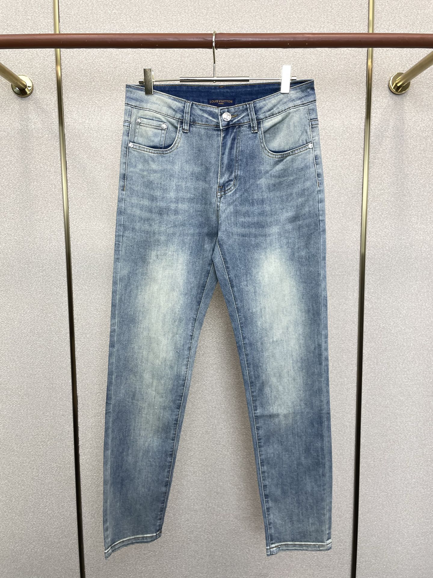 NO:915797,.Louis Vuitton's high-end version of the new jeans that Louis Vuitton sells all over the world. Custom-made fabrics at the counter. Highly breathable and comfortable, with impeccable details. The brand element design concept reflects high quality. It feels delicate and soft!  It presents a casual cut and the upper body shape is awesome!  Code number 29-38,,louis vuitton,louis vuitton,jeans,19860909.Louis Vuitton路易威登砸锅卖铁都要上的新款新款牛仔裤高端版本 专柜定制面料 透气舒适度高,细节无可挑剔,品牌元素设计理念,体现高品质.手感细腻柔软！呈现休闲裁剪,上身版型超赞！码数29-38,,louis vuitton,louis vuitton,jeans,,Men's clothing