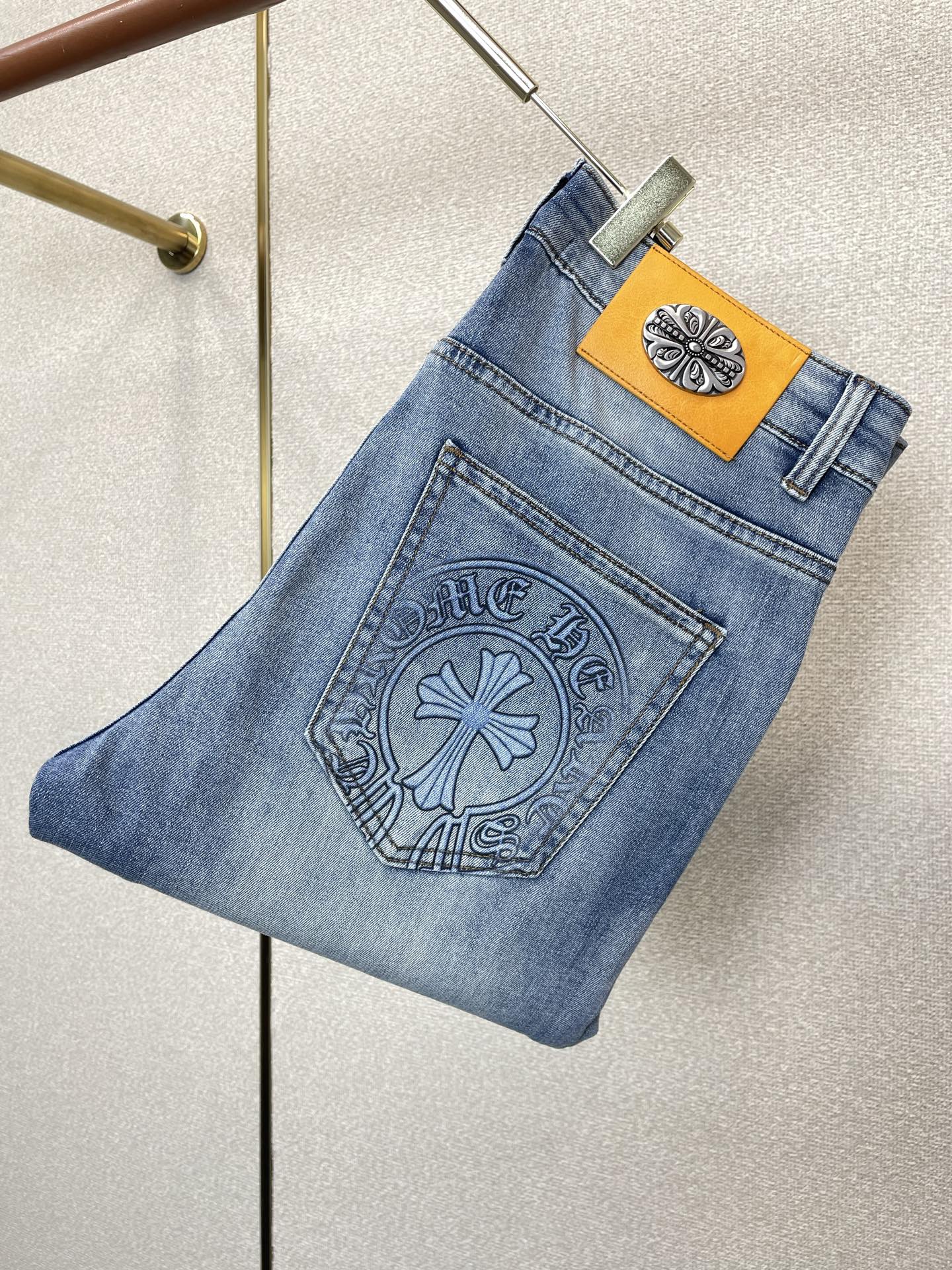 NO:915779,.Chrome Hearts is a high-end version of the new jeans that everyone wants to buy. Custom-made fabrics at the counter. Highly breathable and comfortable, with impeccable details. The brand element design concept reflects high quality. It feels delicate and soft!  It presents a casual cut and the upper body shape is awesome!  Code number 29-38,,chrome hearts,chrome hearts,jeans,19860909.Chrome hearts克罗心砸锅卖铁都要上的新款新款牛仔裤高端版本 专柜定制面料 透气舒适度高,细节无可挑剔,品牌元素设计理念,体现高品质.手感细腻柔软！呈现休闲裁剪,上身版型超赞！码数29-38,,chrome hearts,chrome hearts,jeans,,Men's clothing
