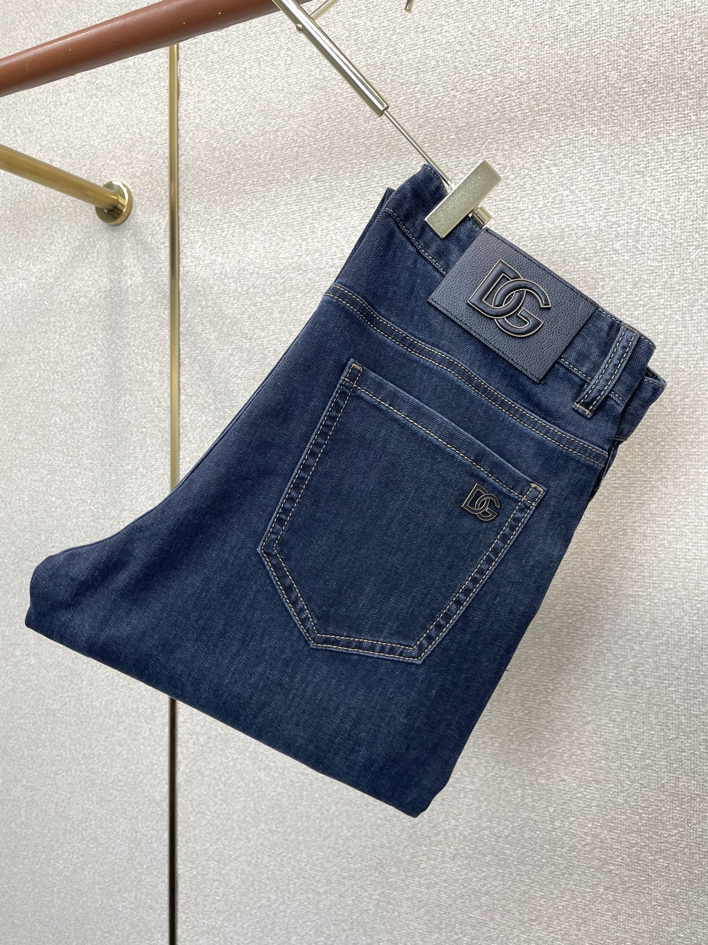 NO:915788,.Dolce&Gabbana's high-end version of the new jeans that everyone wants to buy. Customized fabrics at the counter. Highly breathable and comfortable, with impeccable details. The brand element design concept embodies high quality. It feels delicate and soft!  It presents a casual cut and the upper body shape is awesome!  Size 29-38,,Dolce&Gabbana,Dolce&Gabbana,jeans,19860909.Dolce&Gabbana杜嘉班纳砸锅卖铁都要上的新款新款牛仔裤高端版本 专柜定制面料 透气舒适度高,细节无可挑剔,品牌元素设计理念,体现高品质.手感细腻柔软！呈现休闲裁剪,上身版型超赞！码数29-38,,Dolce&Gabbana,Dolce&Gabbana,jeans,,Men's clothing