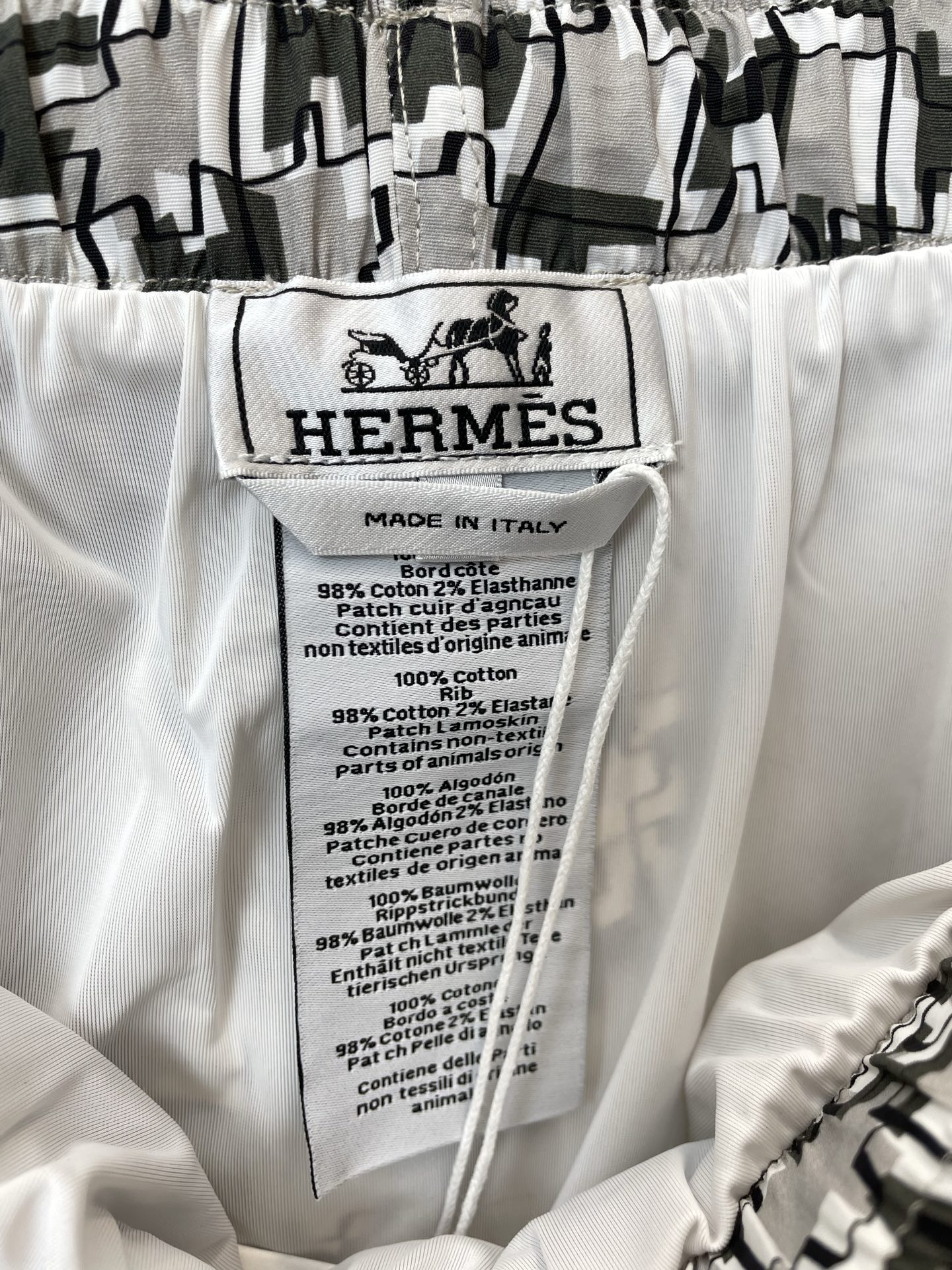 。Hermès爱马仕💥独家专供新款休闲短裤🩳 高端版本 专柜定制面料 透气舒适度高，细节无可挑剔，品牌元