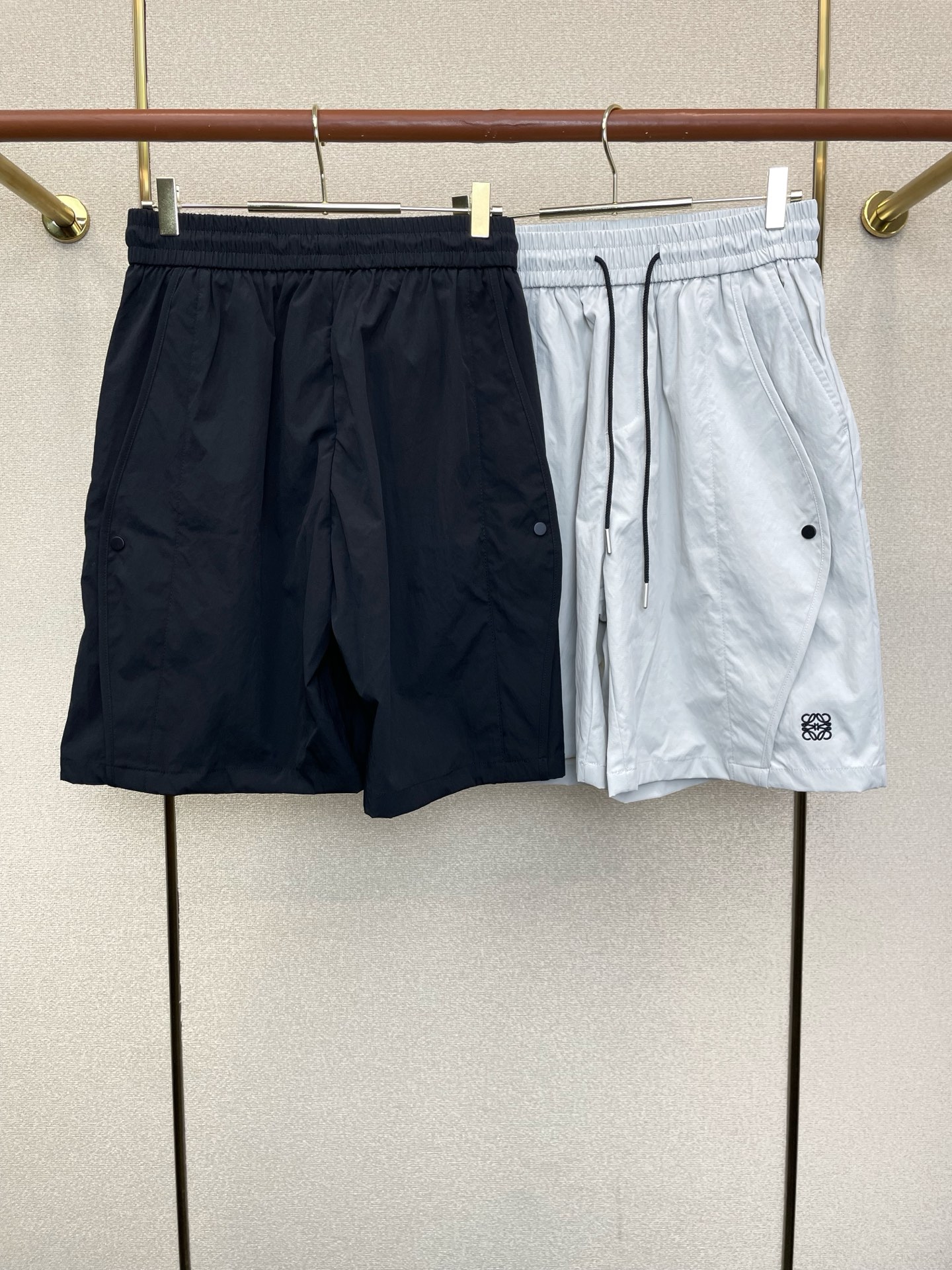 。LOEWE罗意威💥独家专供新款休闲短裤🩳高端版本！专柜定制面料 透气舒适度高，细节无可挑剔，品牌元素设