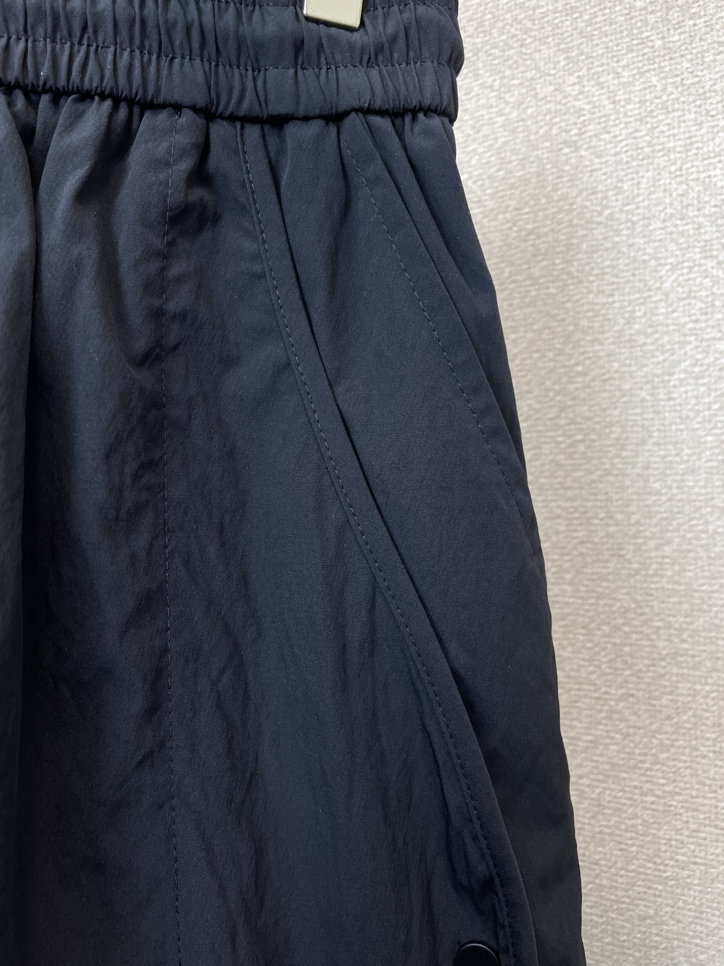 。LOEWE罗意威💥独家专供新款休闲短裤🩳高端版本！专柜定制面料 透气舒适度高，细节无可挑剔，品牌元素设