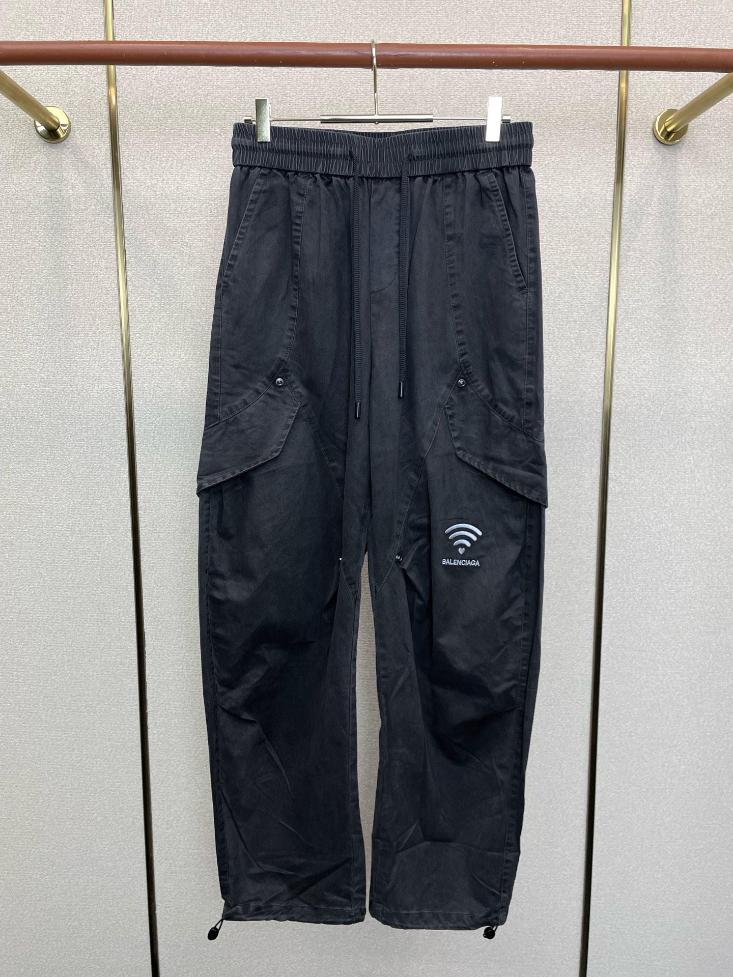 。Balenciaga巴黎世家💥独家专供新款休闲裤 高端版本！专柜定制面料 透气舒适度高，细节无可挑剔，