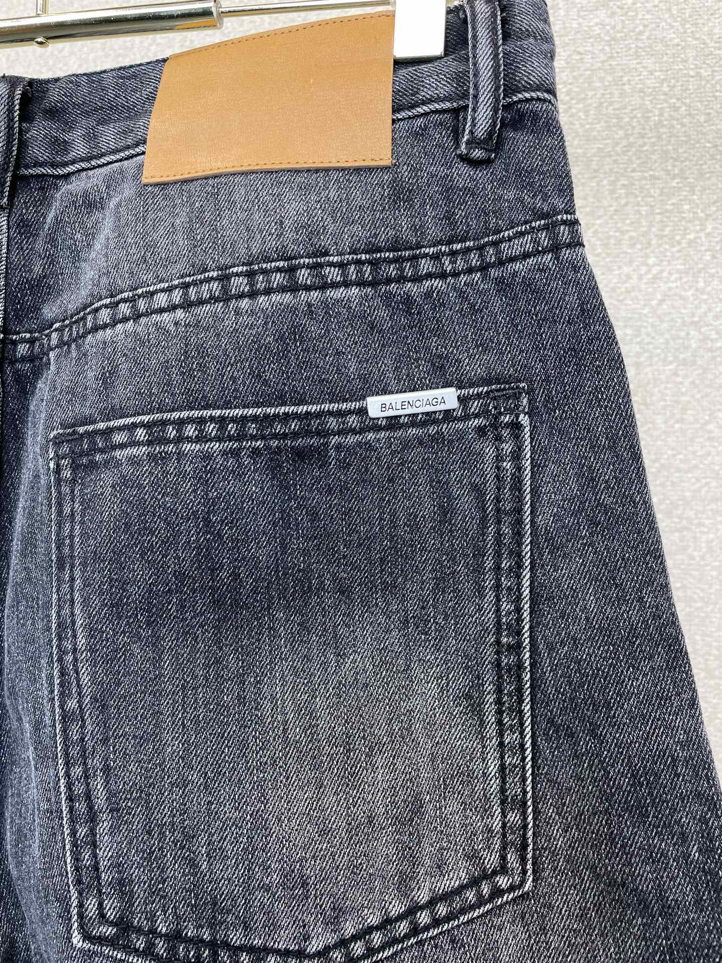 。Balenciaga巴黎世家💥独家专供新款休闲牛仔短裤 高端版本！专柜定制面料 透气舒适度高，细节无可