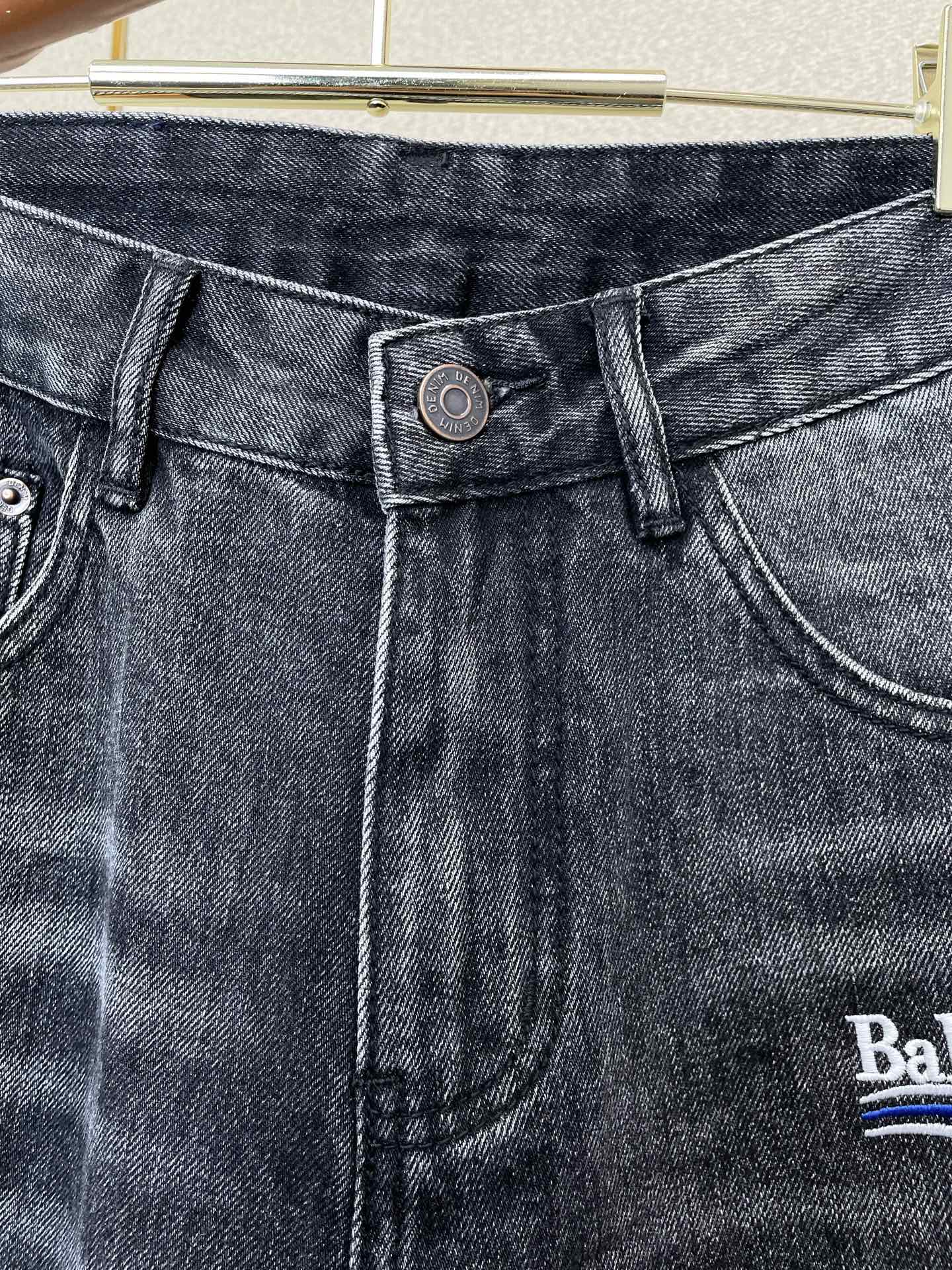 。Balenciaga巴黎世家💥独家专供新款休闲牛仔短裤 高端版本！专柜定制面料 透气舒适度高，细节无可
