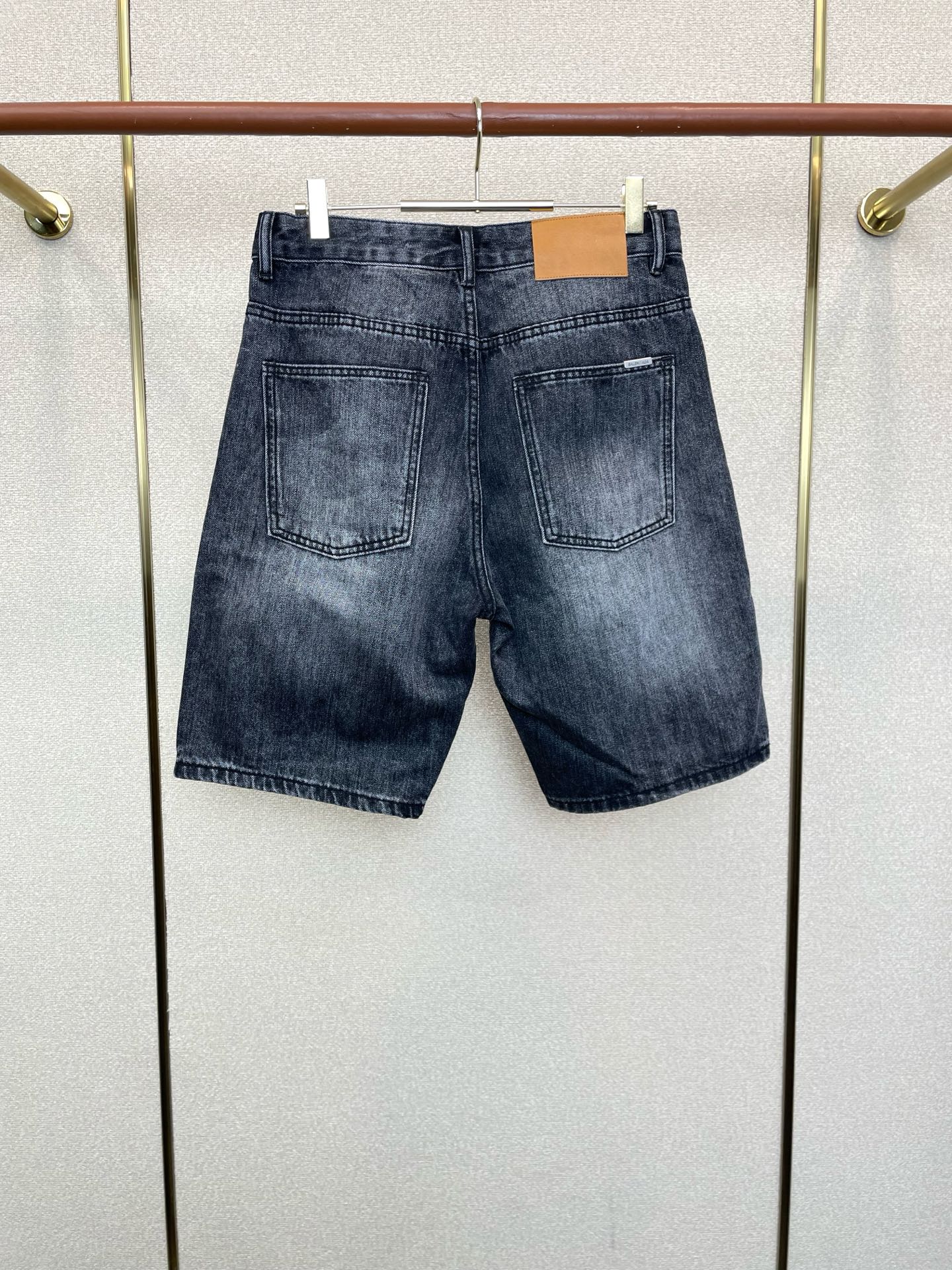 。Balenciaga巴黎世家💥独家专供新款休闲牛仔短裤 高端版本！专柜定制面料 透气舒适度高，细节无可