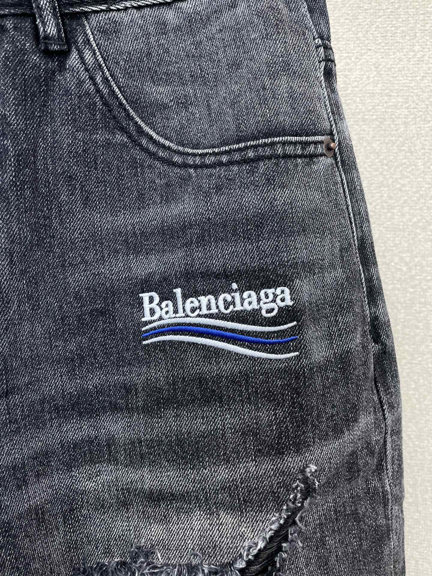 。Balenciaga巴黎世家💥独家专供新款休闲牛仔短裤 高端版本！专柜定制面料 透气舒适度高，细节无可