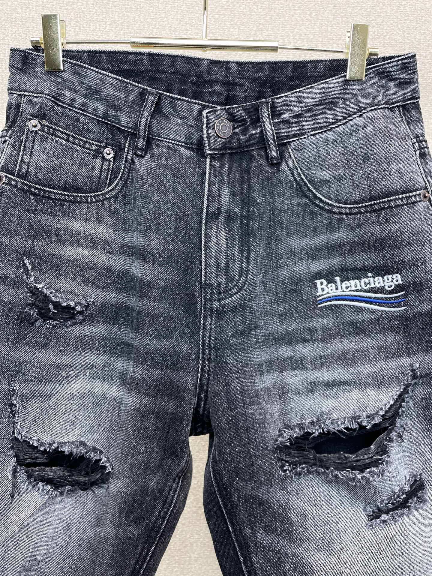 。Balenciaga巴黎世家💥独家专供新款休闲牛仔短裤 高端版本！专柜定制面料 透气舒适度高，细节无可